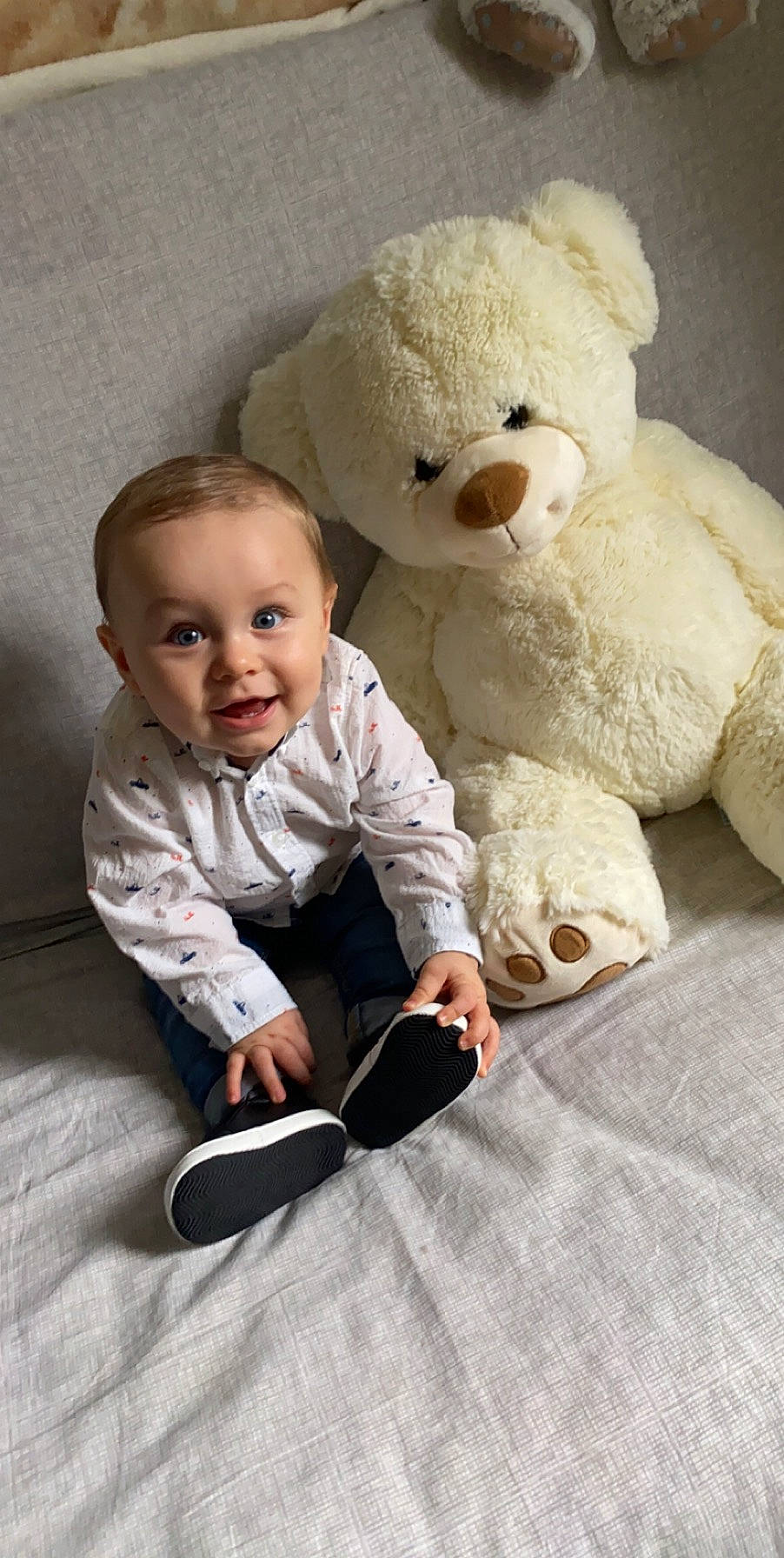 Andy participe au concours pour gagner de l'argent avec cette photo : baby, beige, child, comfort, person, plush, product, skin, smile, stuffed_toy, teddy_bear, toddler, toy