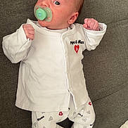 Elyaz a rejoint le concours — aidez-le/la à gagner de superbes lots ! baby, infant, pacifier, white_clothing, heart_pattern, lying_down, couch, furniture, blanket, cozy, cute, small_hands, face, head, newborn, home, soft_texture, sleepwear, child, indoors