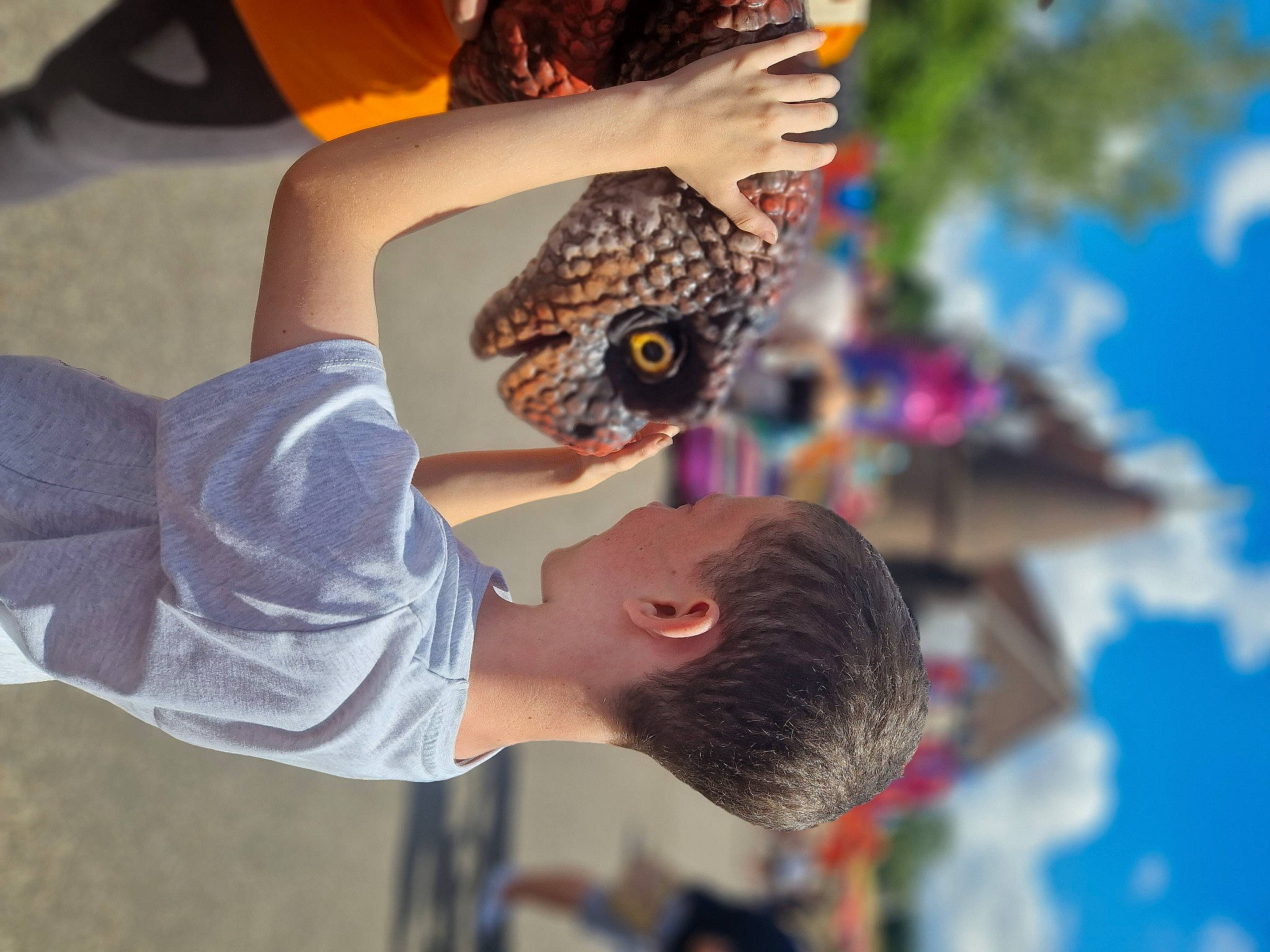 Oscar is registered to the contest to win money with this photo: child, crowd, event, eyewear, fun, happy, leisure, pattern, person, plant, recreation, sky, sunglasses, t_shirt, toddler, tree, visual_arts