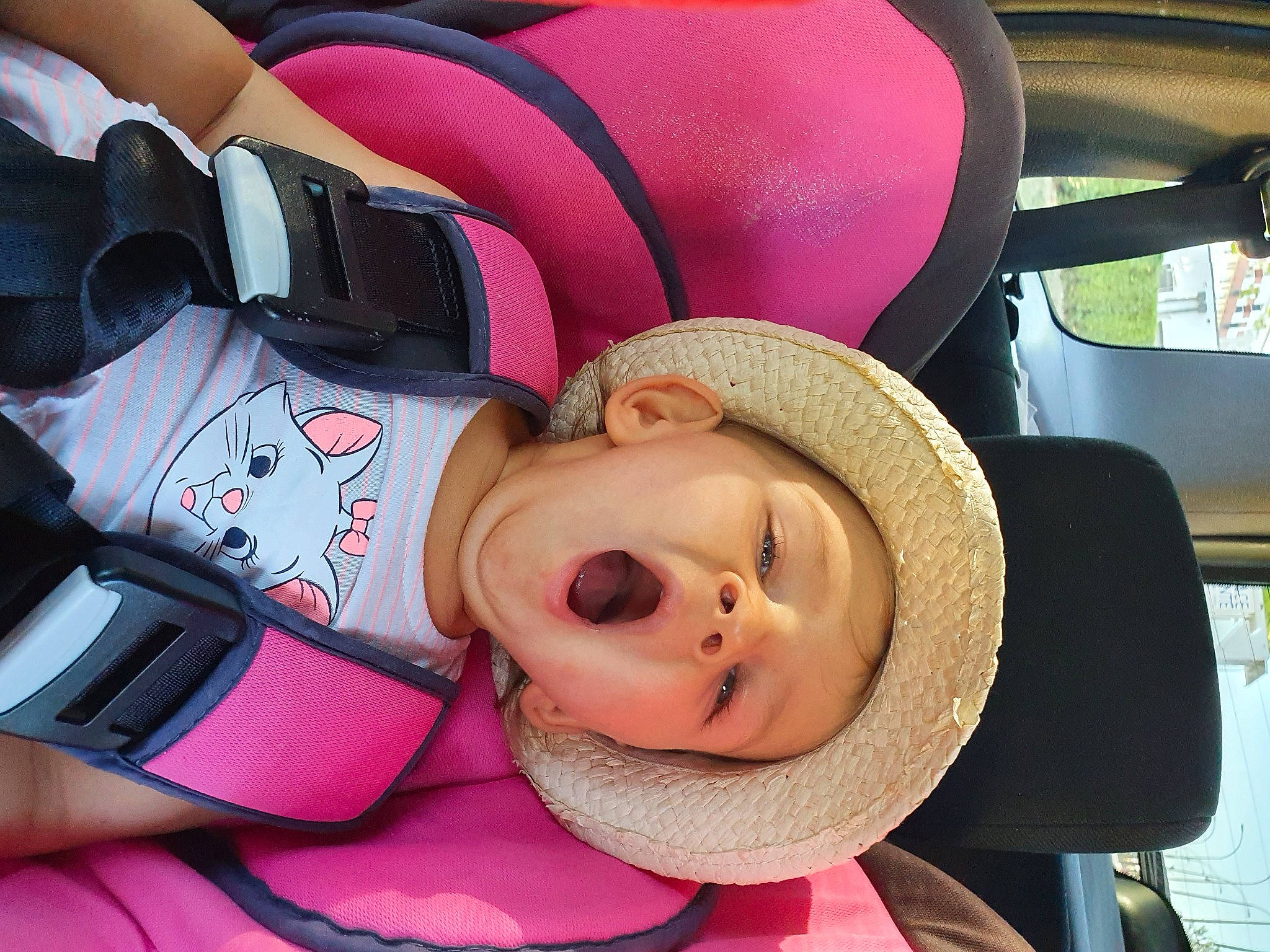 Sollyne a rejoint le concours — aidez-le/la à gagner de superbes lots ! baby, baby_carriage, baby_in_car_seat, baby_products, car_seat, child, head, headgear, headwear, person, pink, toddler, vacation