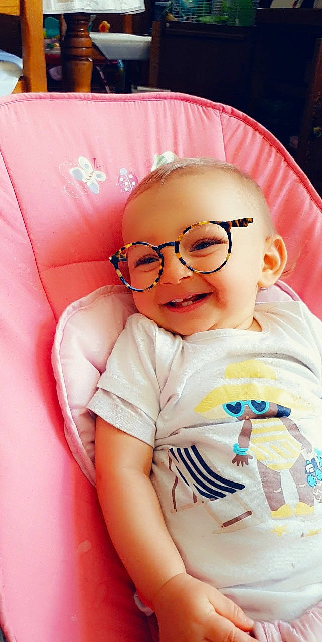Sollyne participe au concours pour gagner de l'argent avec cette photo : baby, cheek, child, eyewear, glasses, person, smile, toddler, vision_care