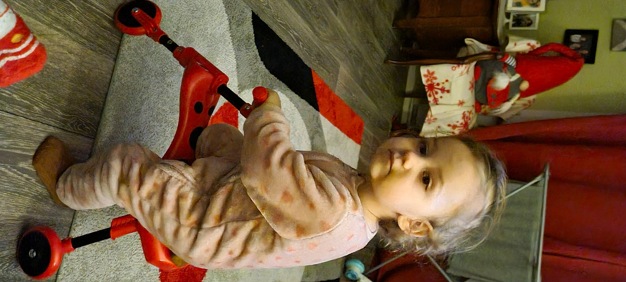 Ambre a rejoint le concours — aidez-le/la à gagner de superbes lots ! art, carmine, child, flesh, fun, happy, person, room, sculpture, smile, toddler, tree, visual_arts, wood