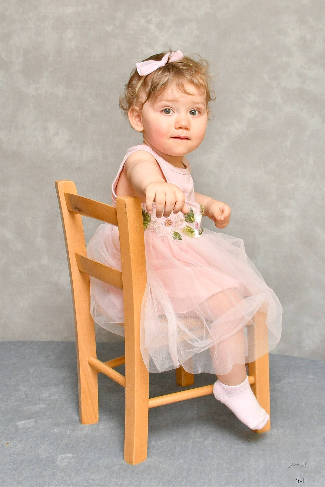 Ambre a rejoint le concours — aidez-le/la à gagner de superbes lots ! baby, baby_toddler_clothing, chair, child, day_dress, dress, face, fashion_accessory, flash_photography, formal_wear, hair, hair_accessory, human_leg, knee, peach, person, sitting, sleeve, toddler, toy