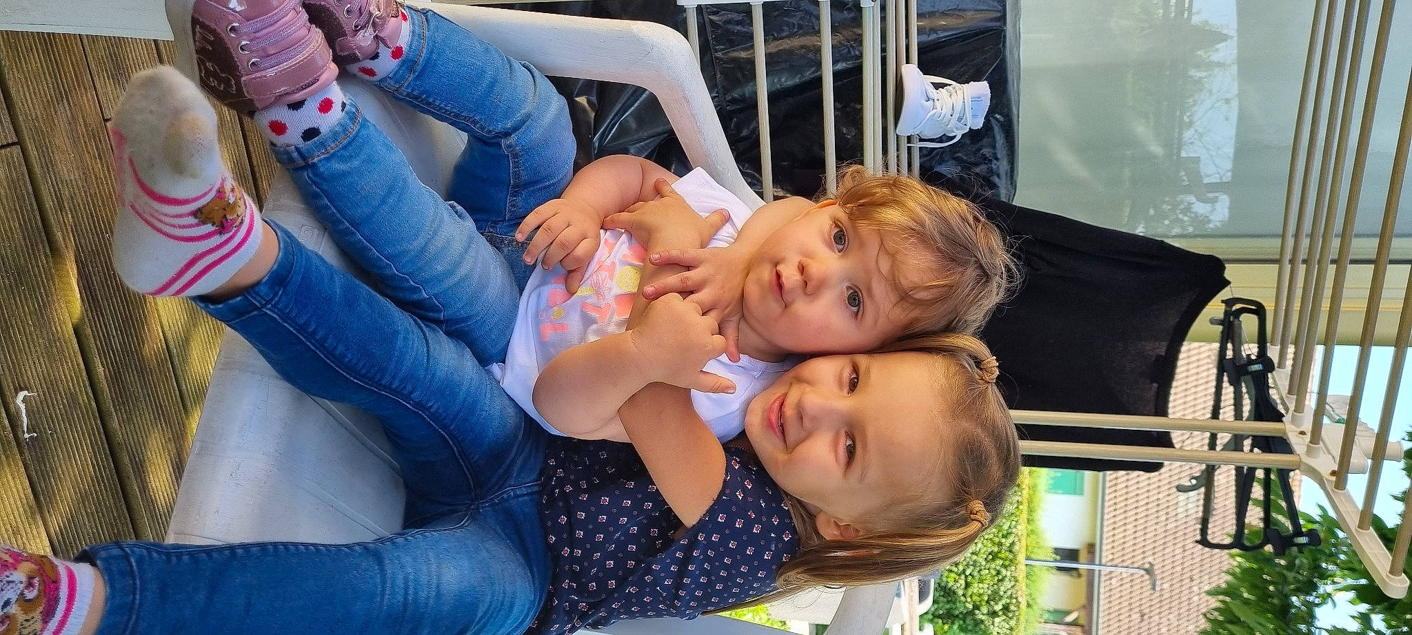 Ambre participe au concours pour gagner de l'argent avec cette photo : baby, child, denim, event, finger, fun, gesture, happy, health_care, jeans, joint, joy, knee, leisure, mouth, nail, person, service, sitting, skin