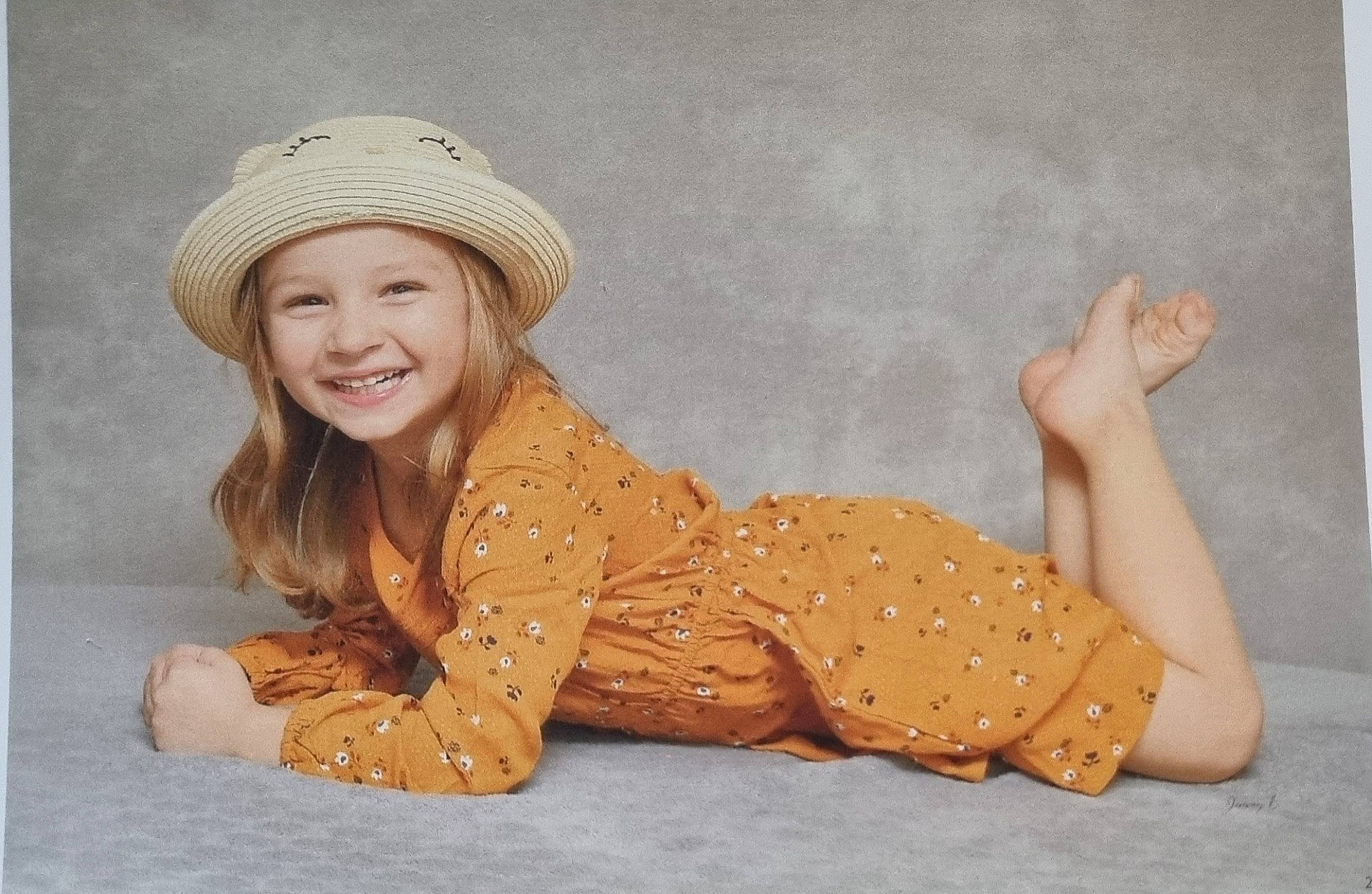 Sollyne participe au concours pour gagner de l'argent avec cette photo : blond, brown_hair, cap, face, fawn, flooring, fur, happy, hat, head, headgear, headwear, human_body, human_leg, joy, people_in_nature, person, sleeve, smile, sun_hat