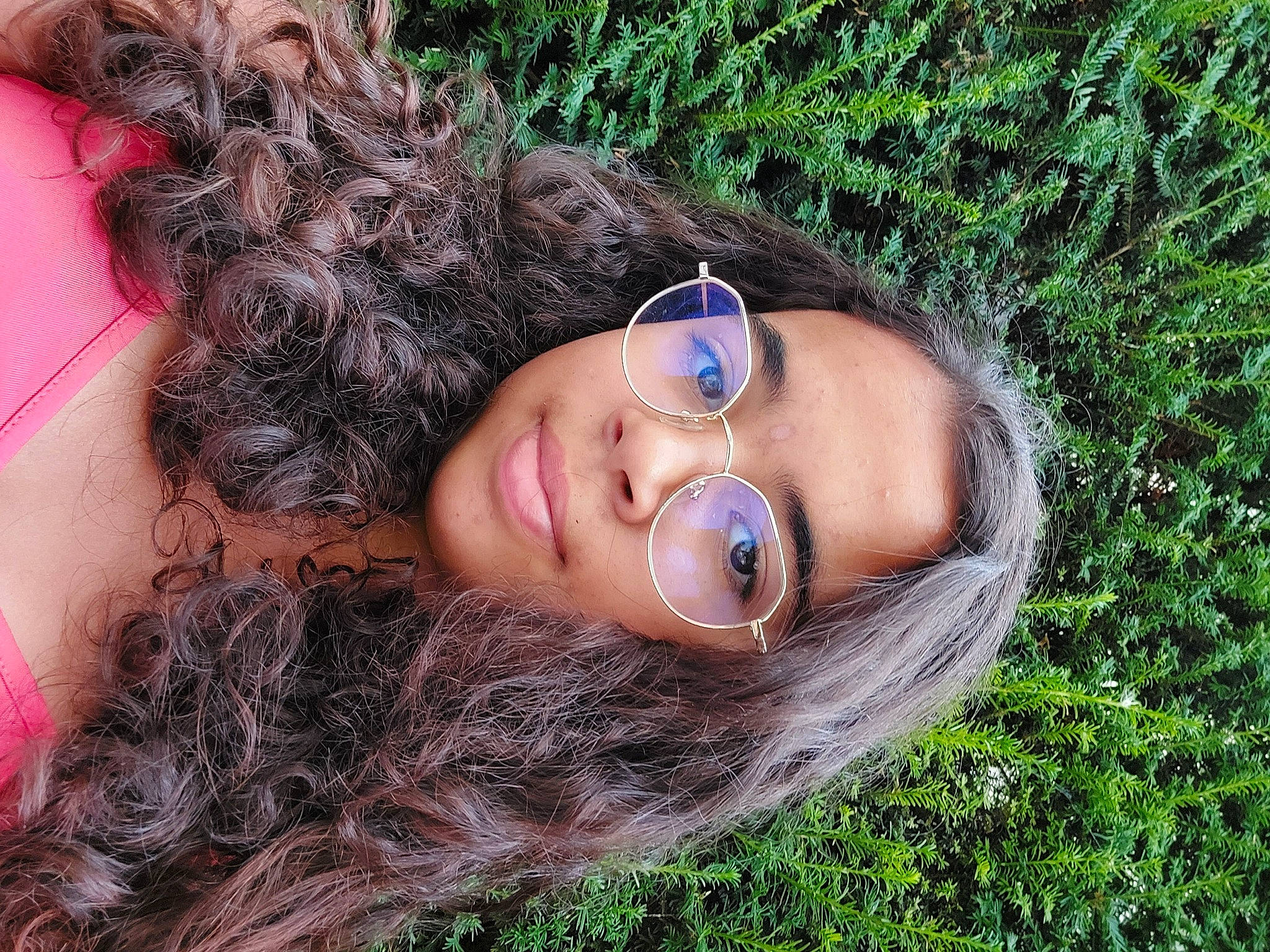 Valentine a rejoint le concours — aidez-le/la à gagner de superbes lots ! cool, eyebrow, eyelash, eyewear, face, fawn, flash_photography, grass, happy, iris, jaw, leaf, lip, mouth, neck, people_in_nature, person, skin, smile, textile