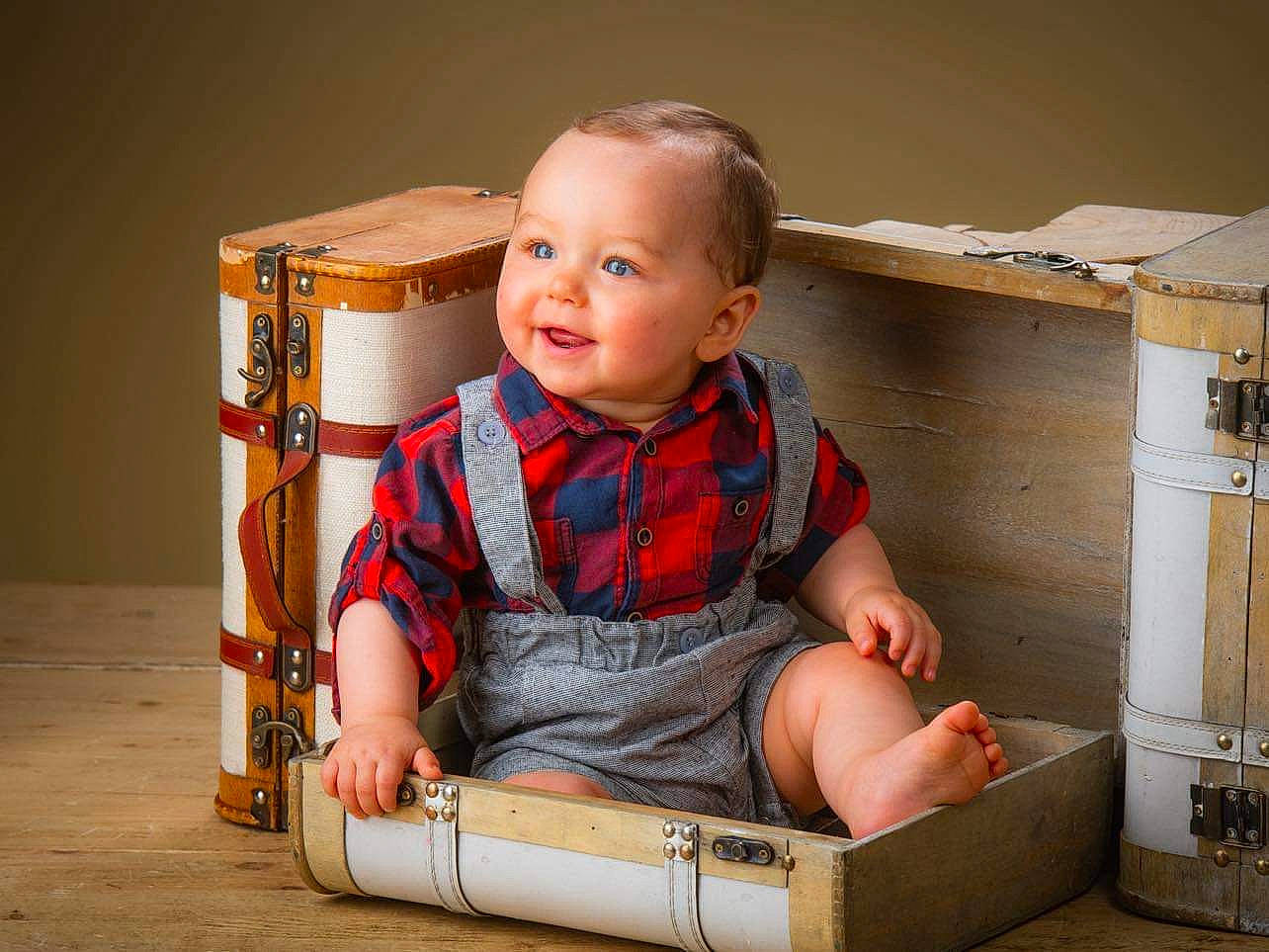 Ewen participe au concours pour gagner de l'argent avec cette photo : baby, baby_toddler_clothing, cheek, child, comfort, floor, flooring, fun, happy, hardwood, joy, pattern, person, play, room, sitting, sleeve, smile, standing, t_shirt