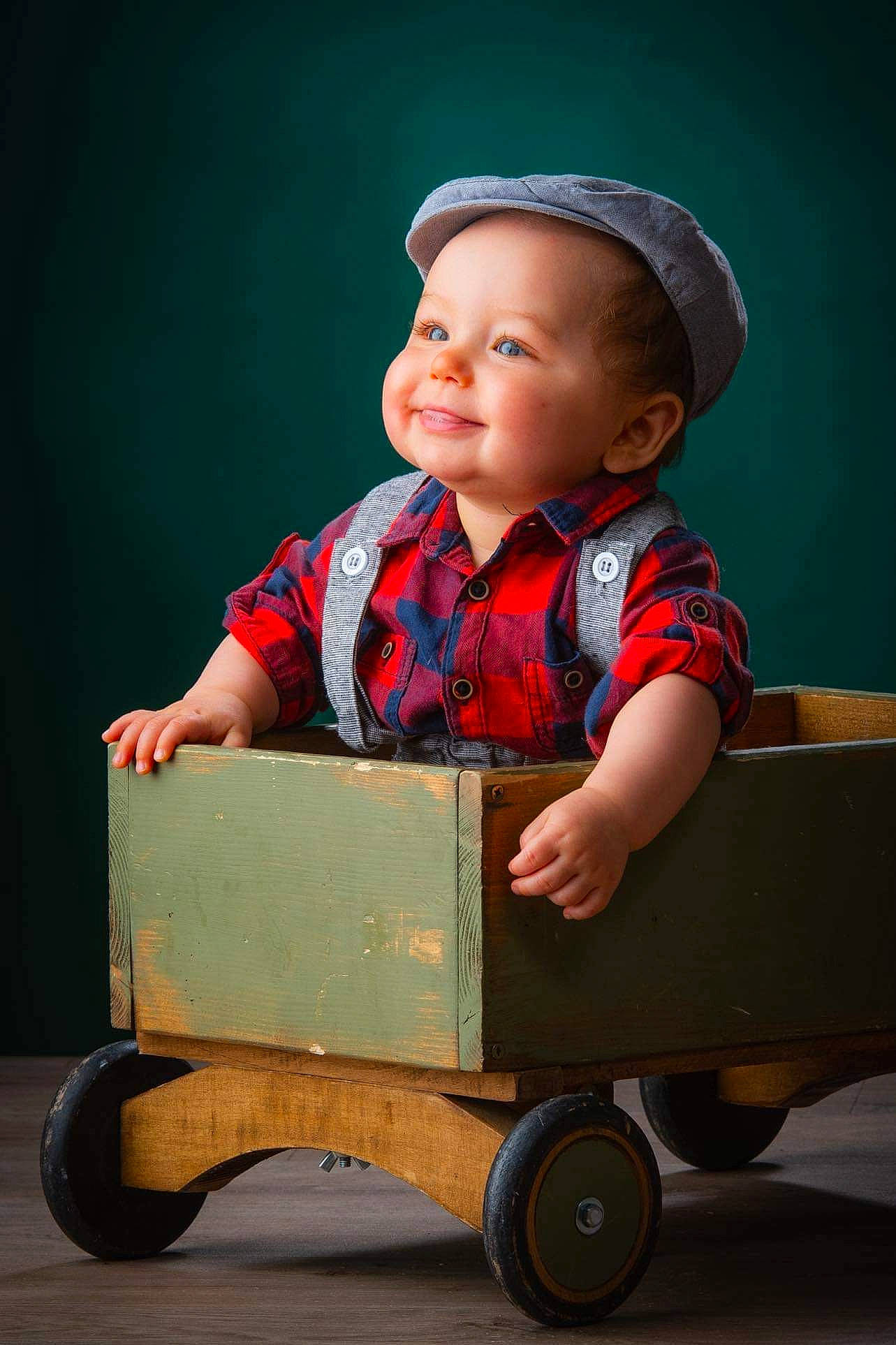 Ewen participe au concours pour gagner de l'argent avec cette photo : baby, baby_toddler_clothing, cap, child, chin, electric_blue, facial_expression, flash_photography, fun, happy, hat, headwear, joy, person, rolling, sitting, skin, smile, standing, tire