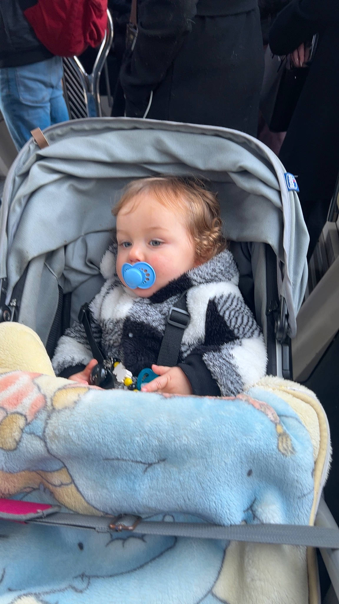 Ewen a rejoint le concours — aidez-le/la à gagner de superbes lots ! baby, baby_carriage, baby_in_car_seat, baby_products, baby_safety, baby_toddler_clothing, bag, car_seat, chair, cheek, child, comfort, lap, person, sitting, stuffed_toy, toddler, toy