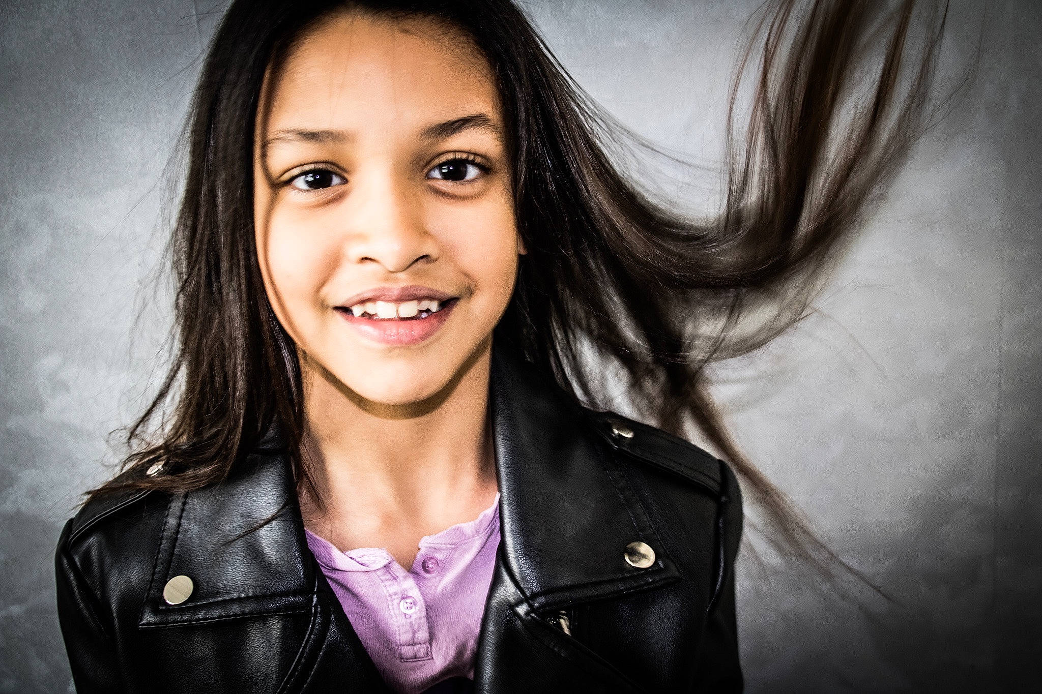 Nesrine participe au concours pour gagner de l'argent avec cette photo : black, cheek, chin, eye, eyebrow, eyelash, fashion, flash_photography, happy, human, iris, jaw, joy, lip, mouth, nose, outerwear, person, skin, sleeve