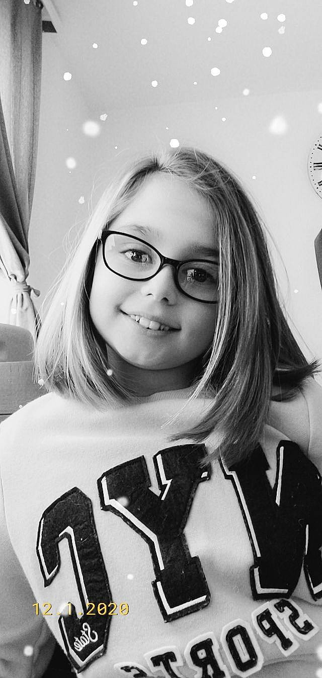 Louna a rejoint le concours — aidez-le/la à gagner de superbes lots ! child_model, cool, curtain, eyewear, glasses, iris, jersey, joy, person, portrait, portrait_photography, sleeve, sports_jersey, style, uniform, vision_care