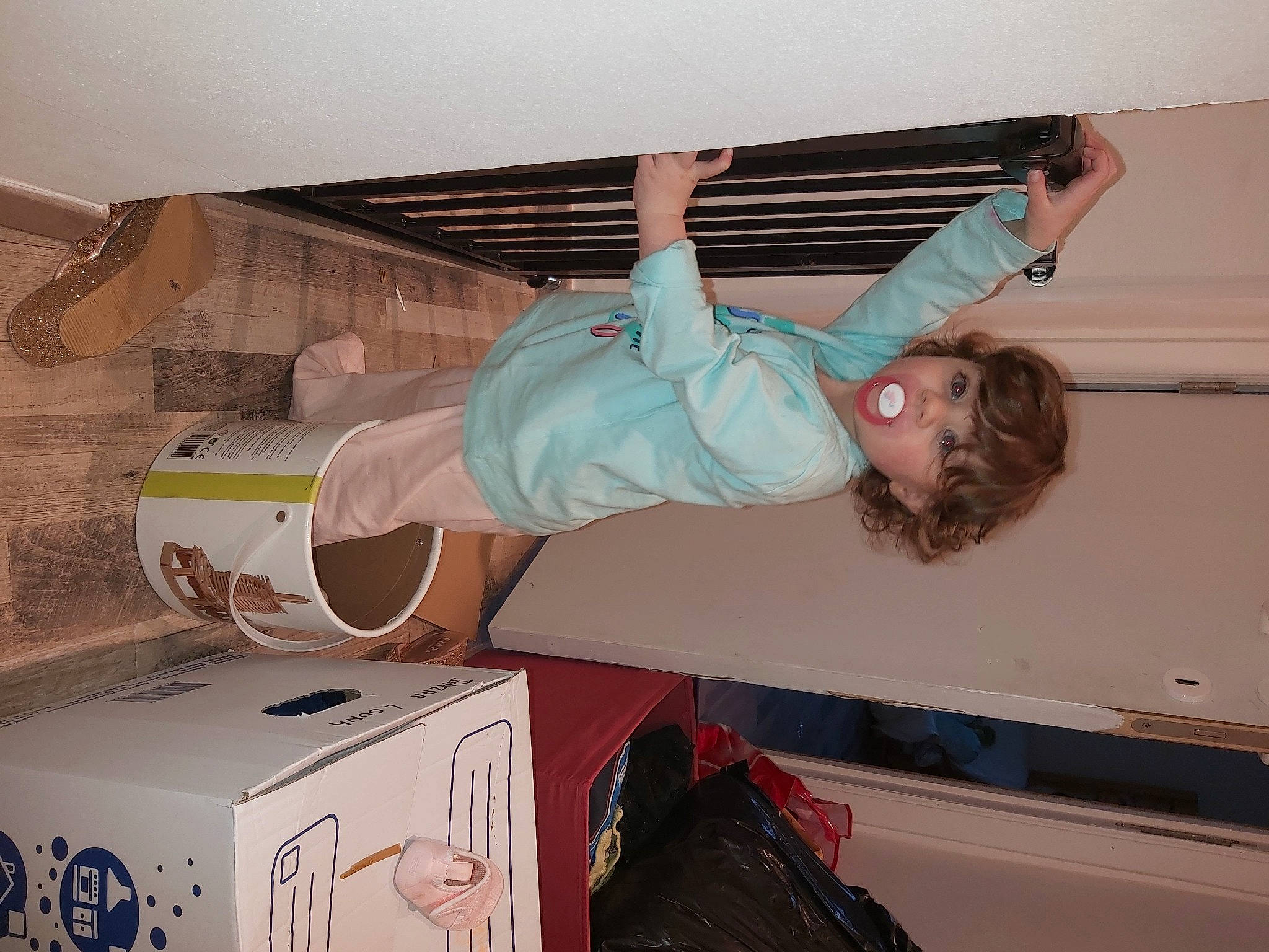 Aaliyah a rejoint le concours — aidez-le/la à gagner de superbes lots ! balance, blond, box, cardboard, carton, comfort, elbow, packaging_and_labeling, packing_materials, person, shipping_box, shoulder, wrist