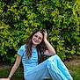 Sarah a rejoint le concours — aidez-le/la à gagner de superbes lots ! girl, child, glasses, greenery, grass, casual_clothing, sneakers, long_hair, outdoor, smile, nature, portrait, young_person, sitting, relaxed, daylight, shoes, blue_outfit, happy, leisure