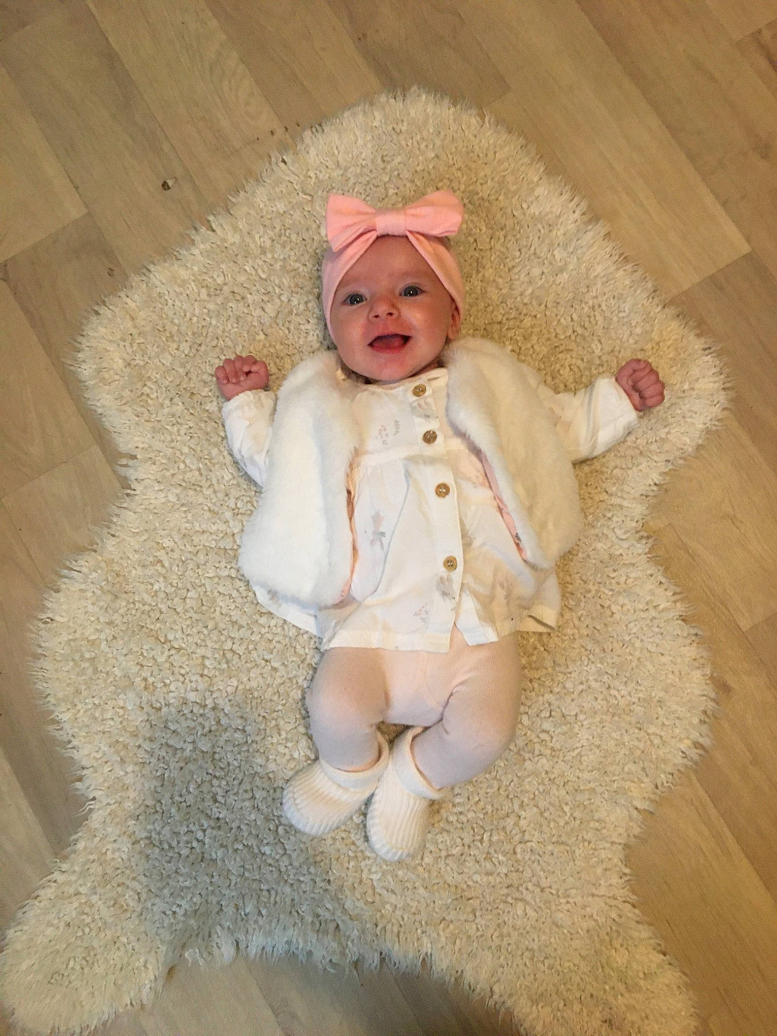 Catalia a rejoint le concours — aidez-le/la à gagner de superbes lots ! baby, baby_toddler_clothing, cheek, comfort, eye, fawn, flooring, fur, fur_clothing, happy, hardwood, headwear, human_body, iris, peach, person, sitting, sleeve, smile, toddler
