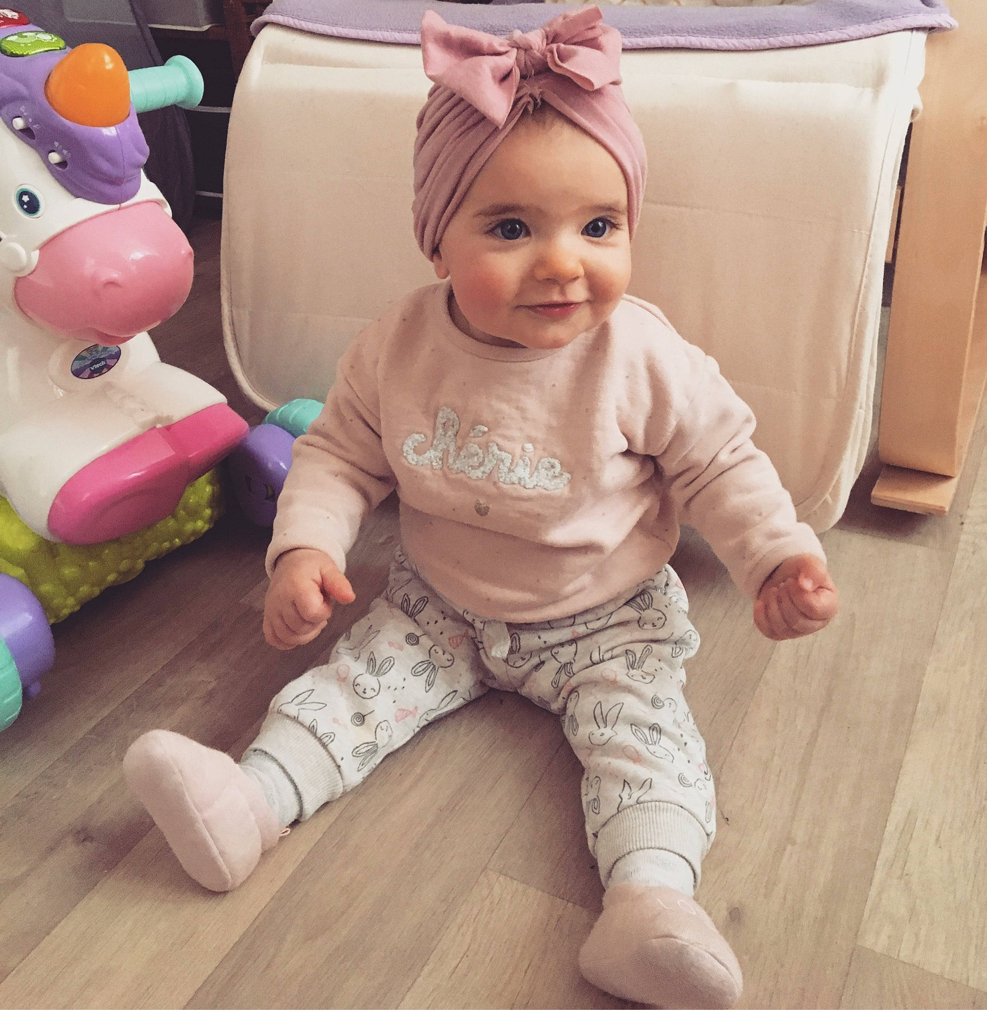 Catalia participe au concours pour gagner de l'argent avec cette photo : arm, baby, baby_toddler_clothing, finger, hand, happy, human_body, joint, joy, leg, mammal, neck, person, pink, shoulder, skin, sleeve, smile, toy, vertebrate