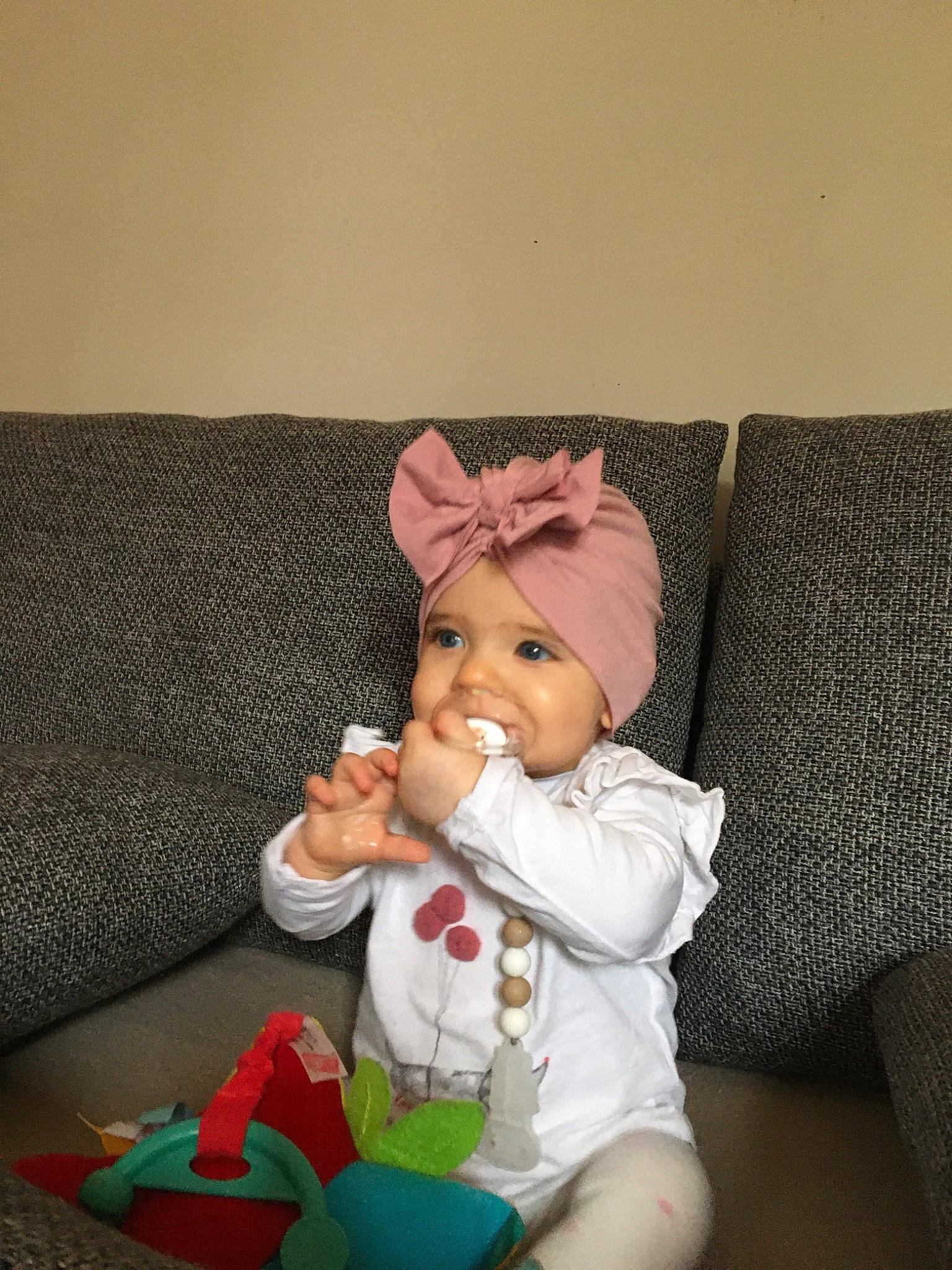Catalia a rejoint le concours — aidez-le/la à gagner de superbes lots ! baby, baby_toddler_clothing, carmine, cheek, comfort, costume_hat, couch, doll, foot, hat, head, headwear, lap, person, room, sitting, skin, sleeve, sock, toddler