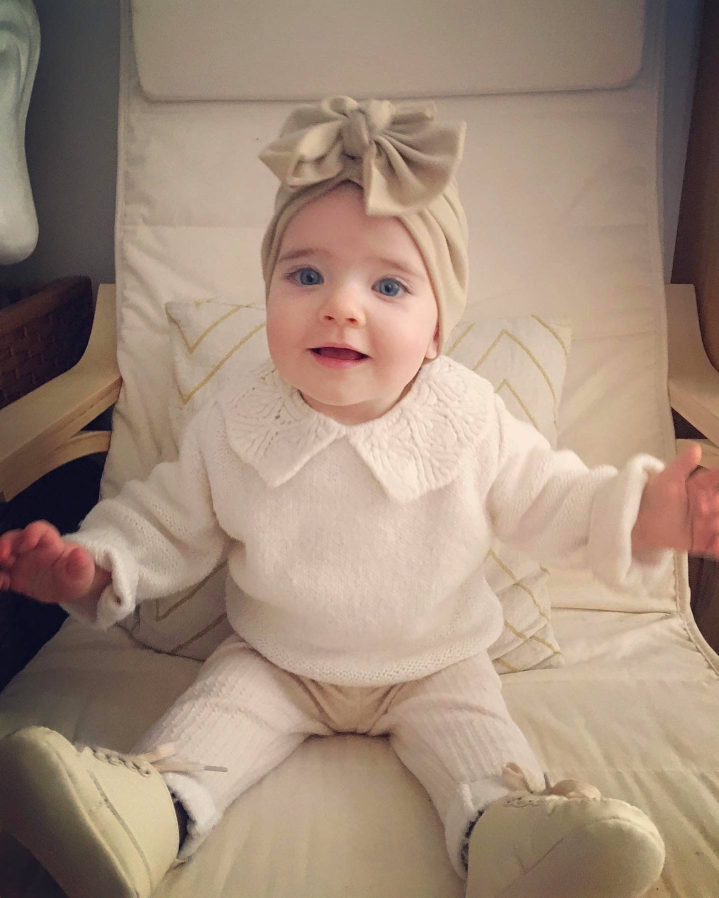 Catalia participe au concours pour gagner de l'argent avec cette photo : baby, baby_toddler_clothing, comfort, eye, finger, flash_photography, happy, hat, head, headgear, human_body, iris, knee, leg, lip, person, skin, sleeve, smile, toddler