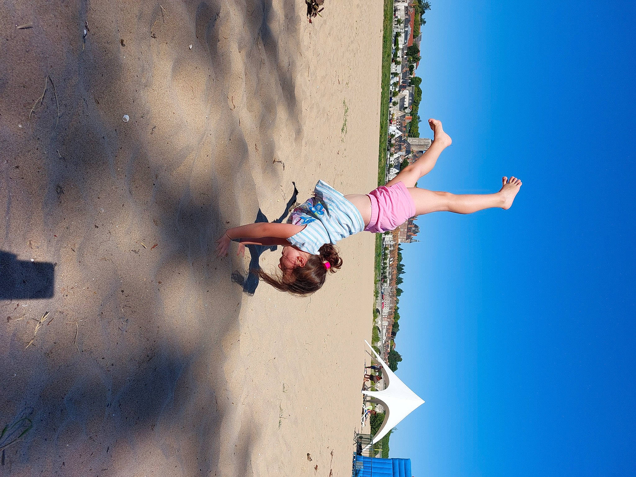 Iléna participe au concours pour gagner de l'argent avec cette photo : adventure, azure, beach, blue, child, elbow, electric_blue, extreme_sport, fun, happy, leg, leisure, people_in_nature, person, recreation, sky, slope, sport_climbing, sunlight, travel