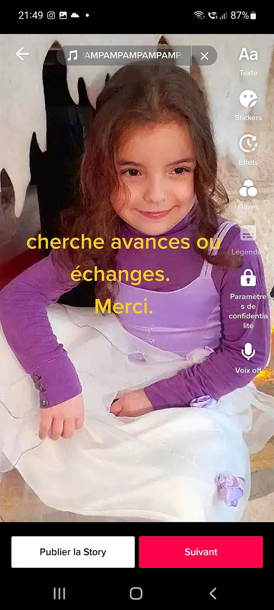 Iléna a rejoint le concours — aidez-le/la à gagner de superbes lots ! baby_toddler_clothing, beauty, blond, child, face, facial_expression, gesture, hair, happy, joy, magenta, material_property, outerwear, person, pink, purple, skin, sleeve, smile, t_shirt