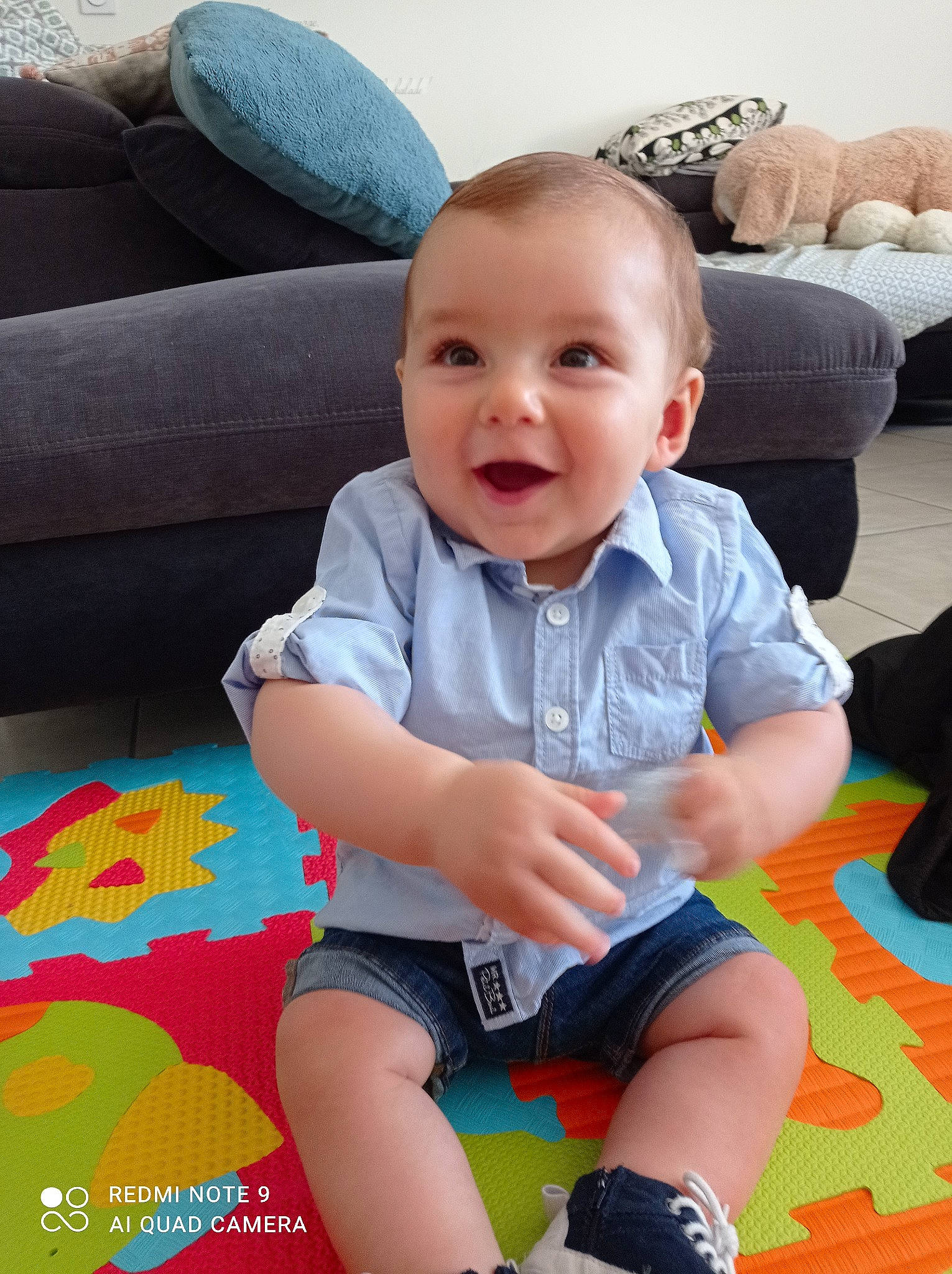 Tilio participe au concours pour gagner de l'argent avec cette photo : baby, baby_toddler_clothing, black, comfort, couch, finger, fun, happy, knee, lap, person, pink, product, shorts, skin, smile, standing, textile, thigh, toddler