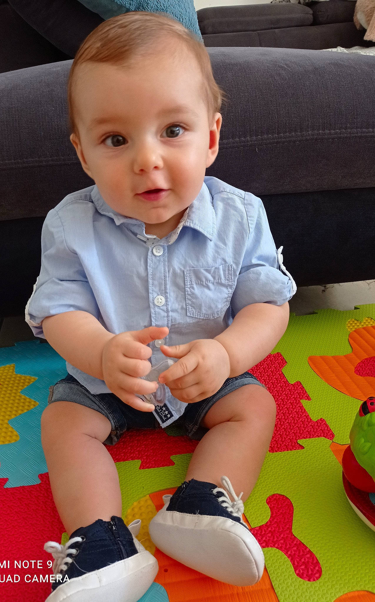 Tilio participe au concours pour gagner de l'argent avec cette photo : arm, baby, baby_toddler_clothing, child, eye, flooring, fun, hairstyle, happy, head, leg, person, pink, product, red, skin, sleeve, smile, sock, toddler