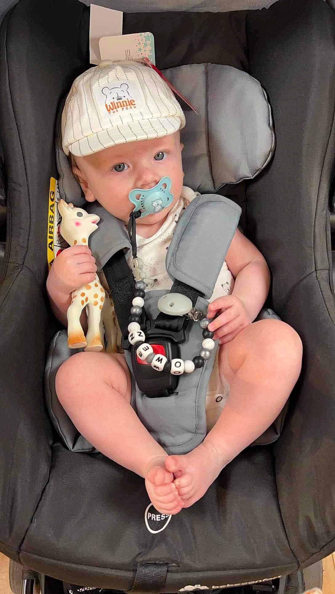 Owen participe au concours pour gagner de l'argent avec cette photo : arm, auto_part, baby, baby_carriage, baby_in_car_seat, baby_products, baby_safety, baby_toddler_clothing, car_seat, child, comfort, finger, hand, headwear, person, personal_protective_equipment, seat_belt, service, sitting, thigh