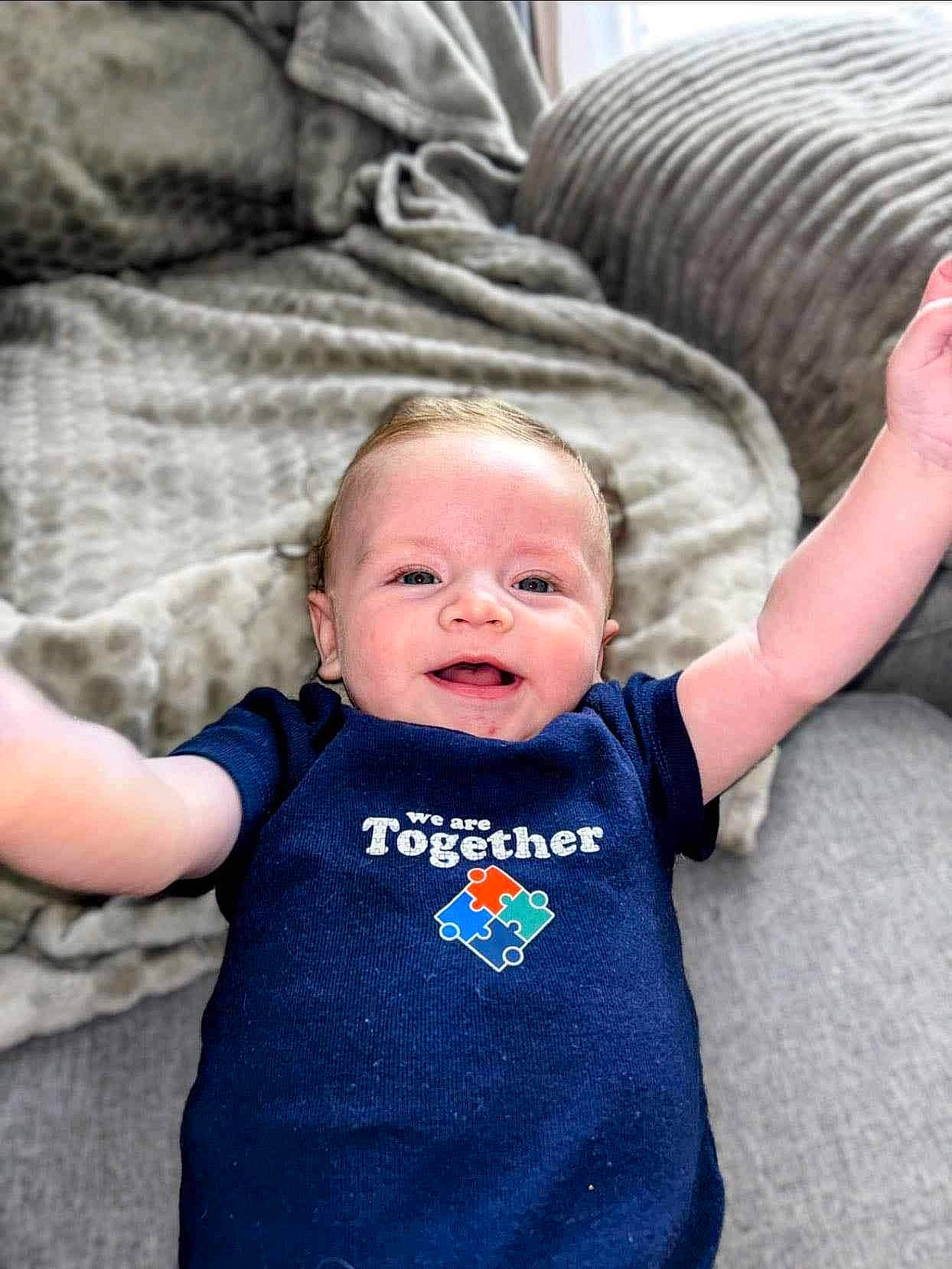Owen a rejoint le concours — aidez-le/la à gagner de superbes lots ! baby, baby_toddler_clothing, cheek, child, comfort, couch, electric_blue, flooring, fun, gesture, hair, happy, person, product, sitting, skin, sleeve, smile, t_shirt, toddler