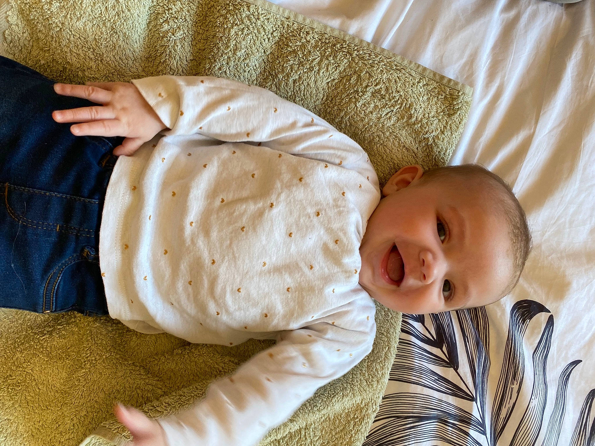 Olivia a rejoint le concours — aidez-le/la à gagner de superbes lots ! baby, baby_toddler_clothing, cheek, child, comfort, couch, eye, fur, happy, head, linens, pattern, person, sitting, skin, sleep, sleeve, smile, toddler, tree