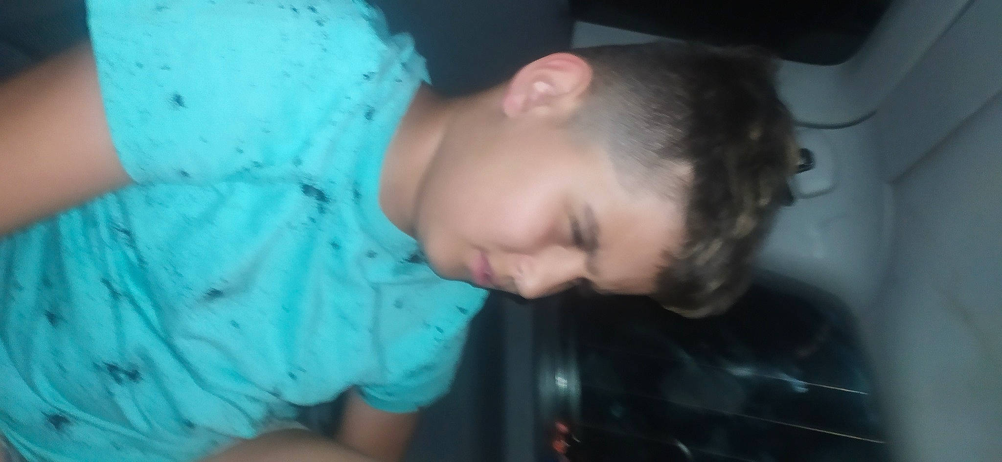 Bilal a rejoint le concours — aidez-le/la à gagner de superbes lots ! abdomen, beard, cheek, chest, child, ear, elbow, electric_blue, eye, flash_photography, fun, happy, jaw, mouth, nose, person, sitting, t_shirt, toddler, trunk