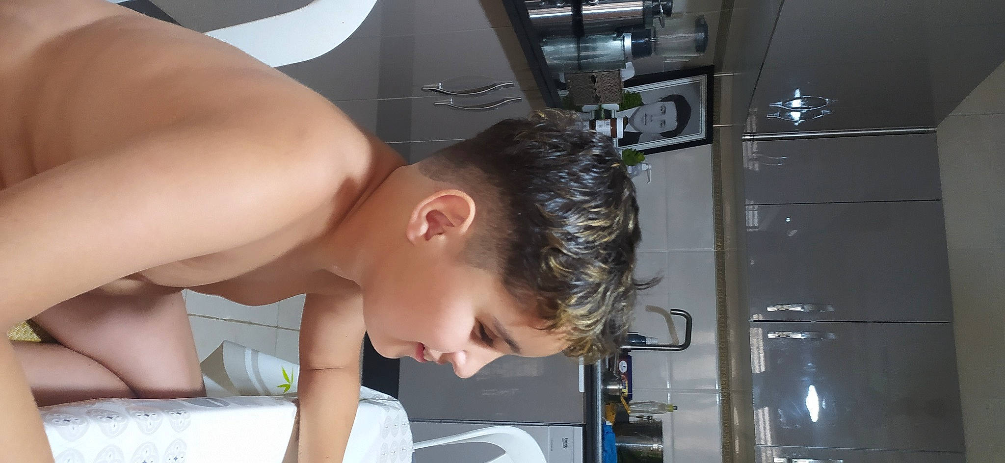 Bilal participe au concours pour gagner de l'argent avec cette photo : bathing, black_hair, chest, ear, elbow, eyelash, fun, gas, human_leg, jaw, machine, person, room, thigh, trunk