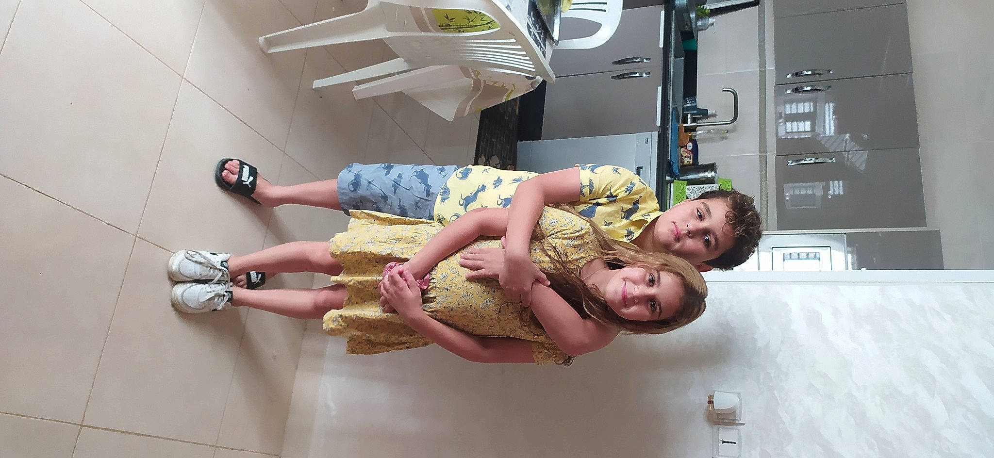 Bilal participe au concours pour gagner de l'argent avec cette photo : abdomen, arm, child, comfort, elbow, foot, fun, human_leg, joint, joy, knee, leg, machine, person, public_transport, room, sandal, service, shorts, smile