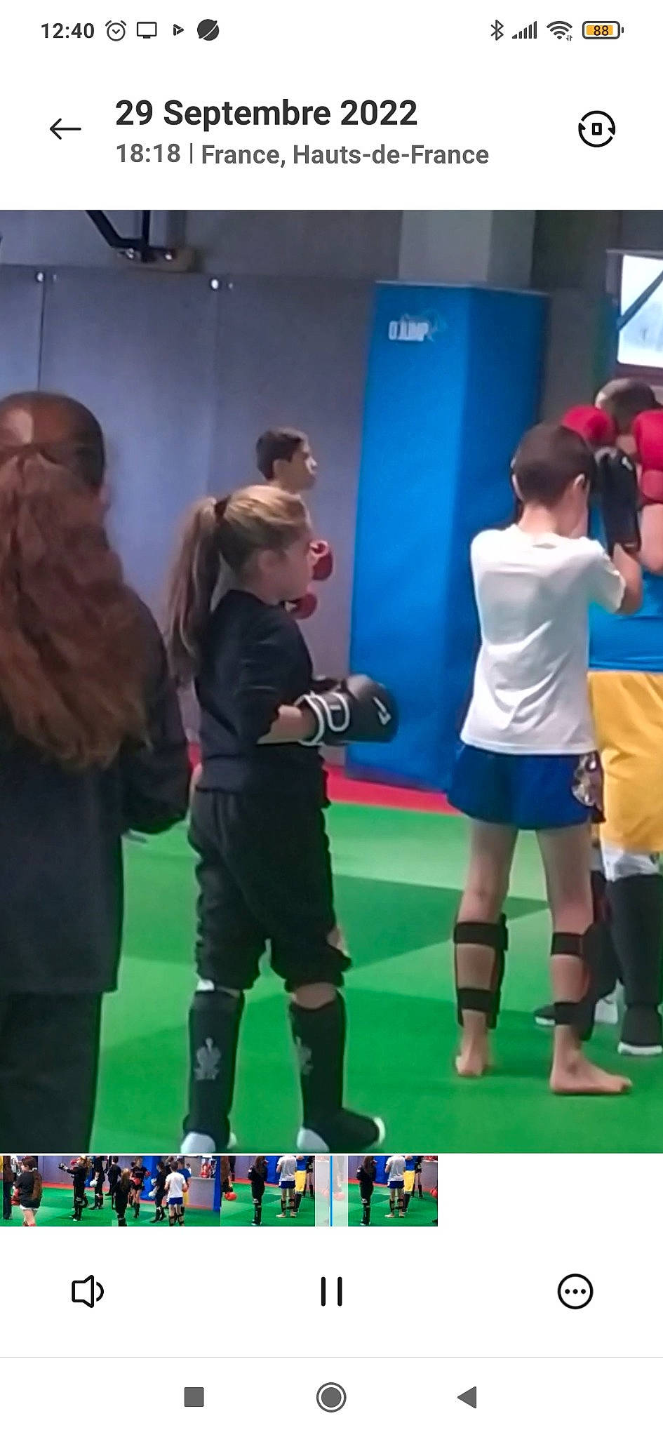 Leila participe au concours pour gagner de l'argent avec cette photo : bag, boot, championship, child, competition_event, event, fun, games, grass, knee, leisure, luggage_and_bags, person, play, player, recreation, room, shorts, sports