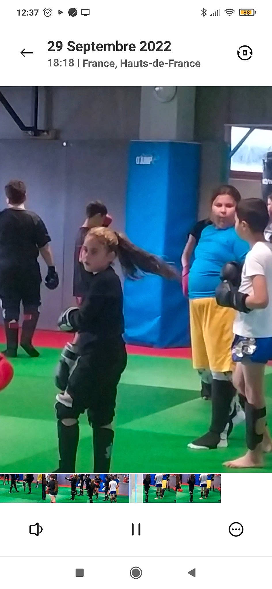 Leila participe au concours pour gagner de l'argent avec cette photo : ball_game, blurred, championship, child, competition_event, contact_sport, event, flooring, football_player, fun, grass, leisure, person, physical_fitness, player, recreation, room, shorts, sports, t_shirt