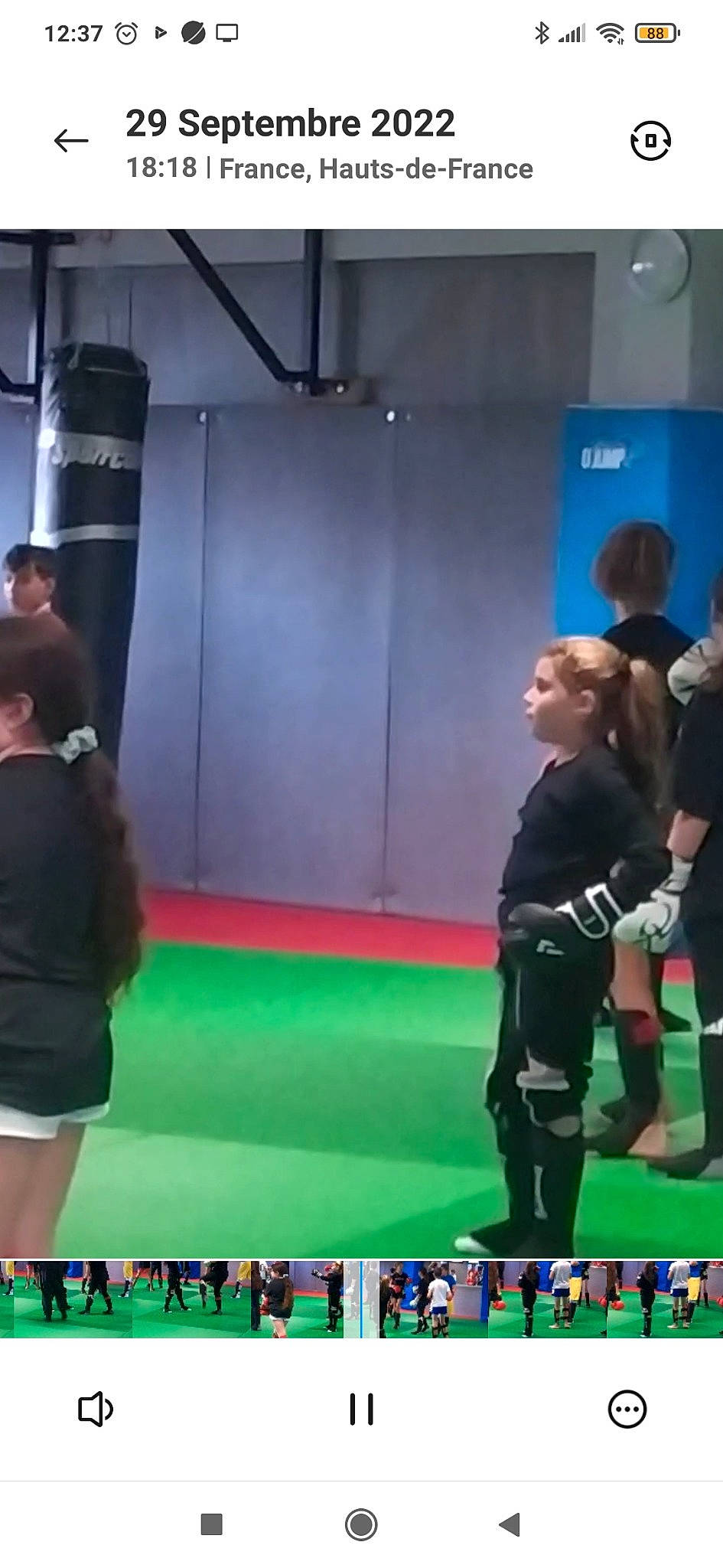 Leila a rejoint le concours — aidez-le/la à gagner de superbes lots ! advertising, carpet, championship, combat_sport, competition_event, contact_sport, event, flooring, fun, games, grass, individual_sports, indoor_games_and_sports, leisure, person, physical_fitness, recreation, room, shorts, sport_venue