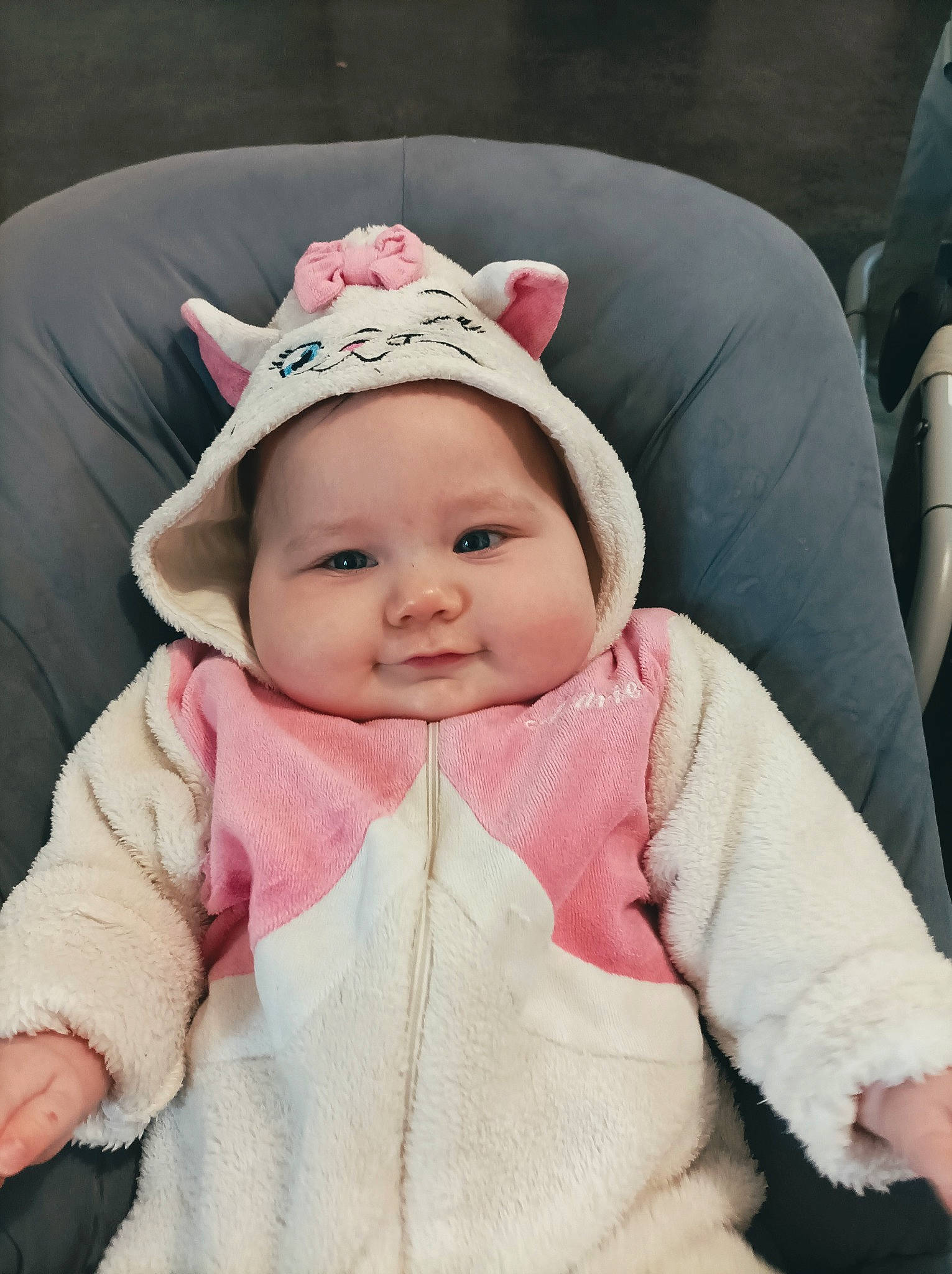 Eva a rejoint le concours — aidez-le/la à gagner de superbes lots ! baby, baby_products, baby_toddler_clothing, beanie, cap, cheek, child, comfort, fashion_accessory, happy, hat, headgear, headwear, knit_cap, magenta, person, pink, skin, sleeve, smile