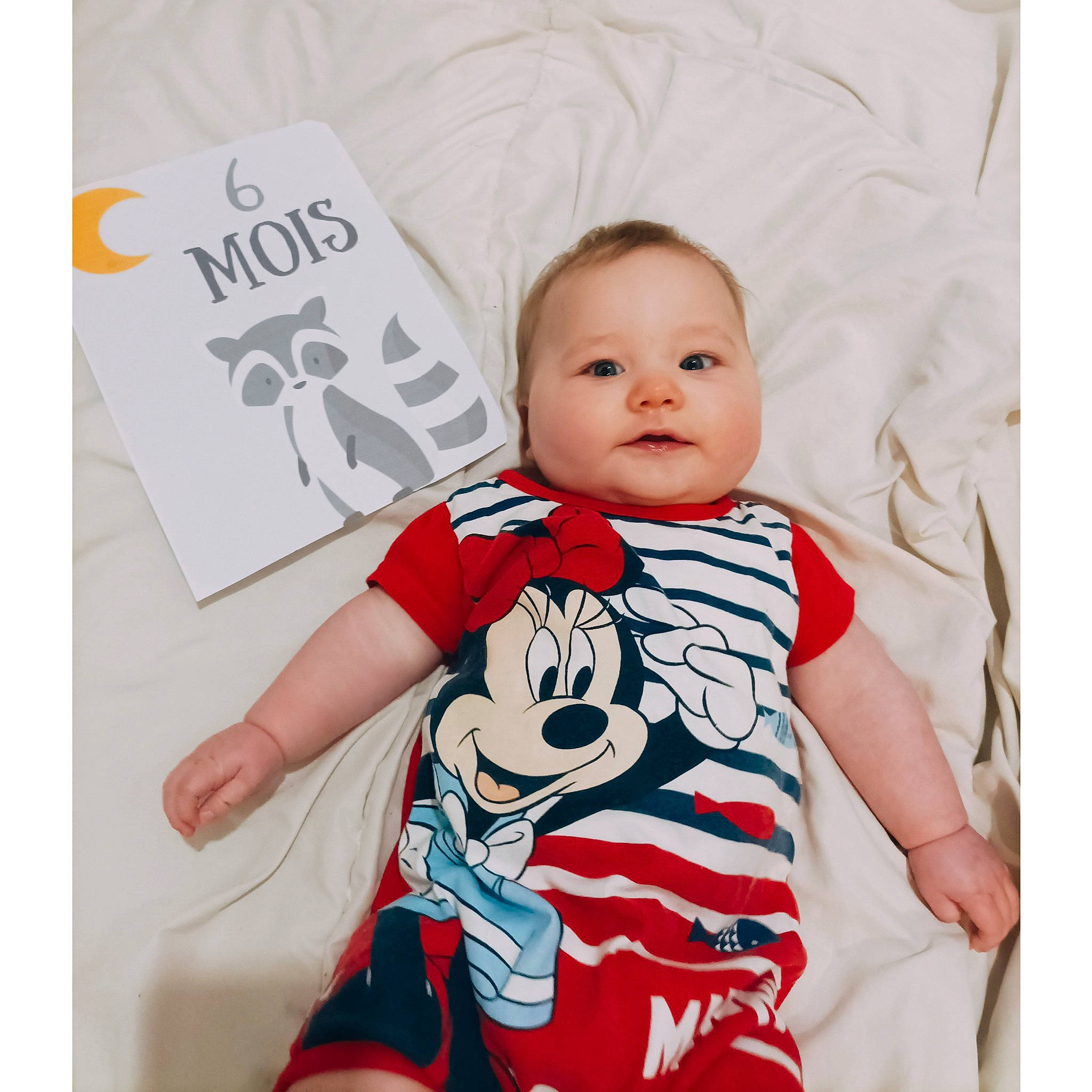 Eva participe au concours pour gagner de l'argent avec cette photo : baby, baby_toddler_clothing, child, comfort, face, font, happy, jersey, linens, magenta, pattern, person, product, rectangle, sleeve, smile, t_shirt, textile, toddler, top