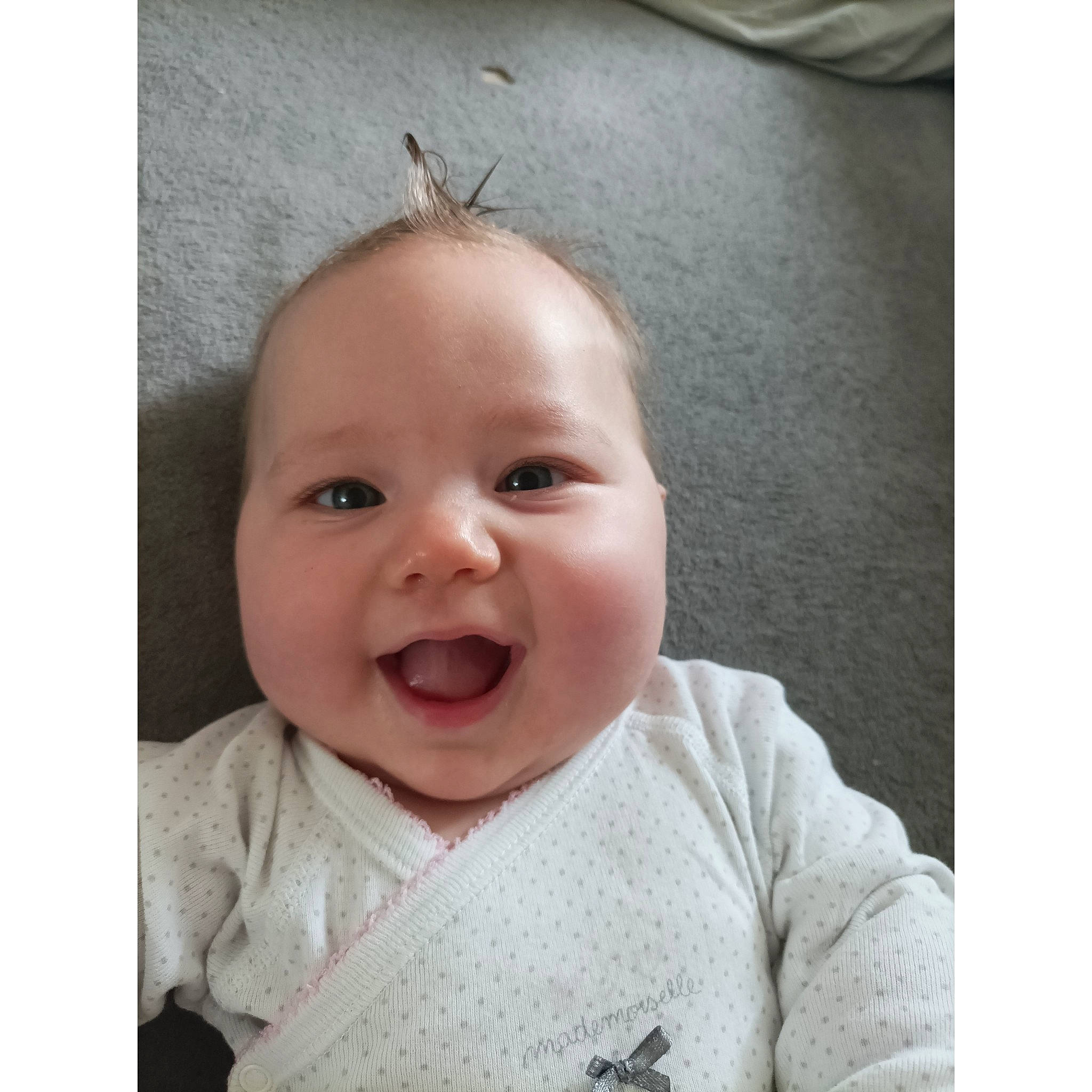 Eva a rejoint le concours — aidez-le/la à gagner de superbes lots ! baby, baby_laughing, baby_toddler_clothing, cheek, child, comfort, ear, eye, eyebrow, eyelash, happy, head, iris, joy, lip, nose, outerwear, person, sleeve, smile