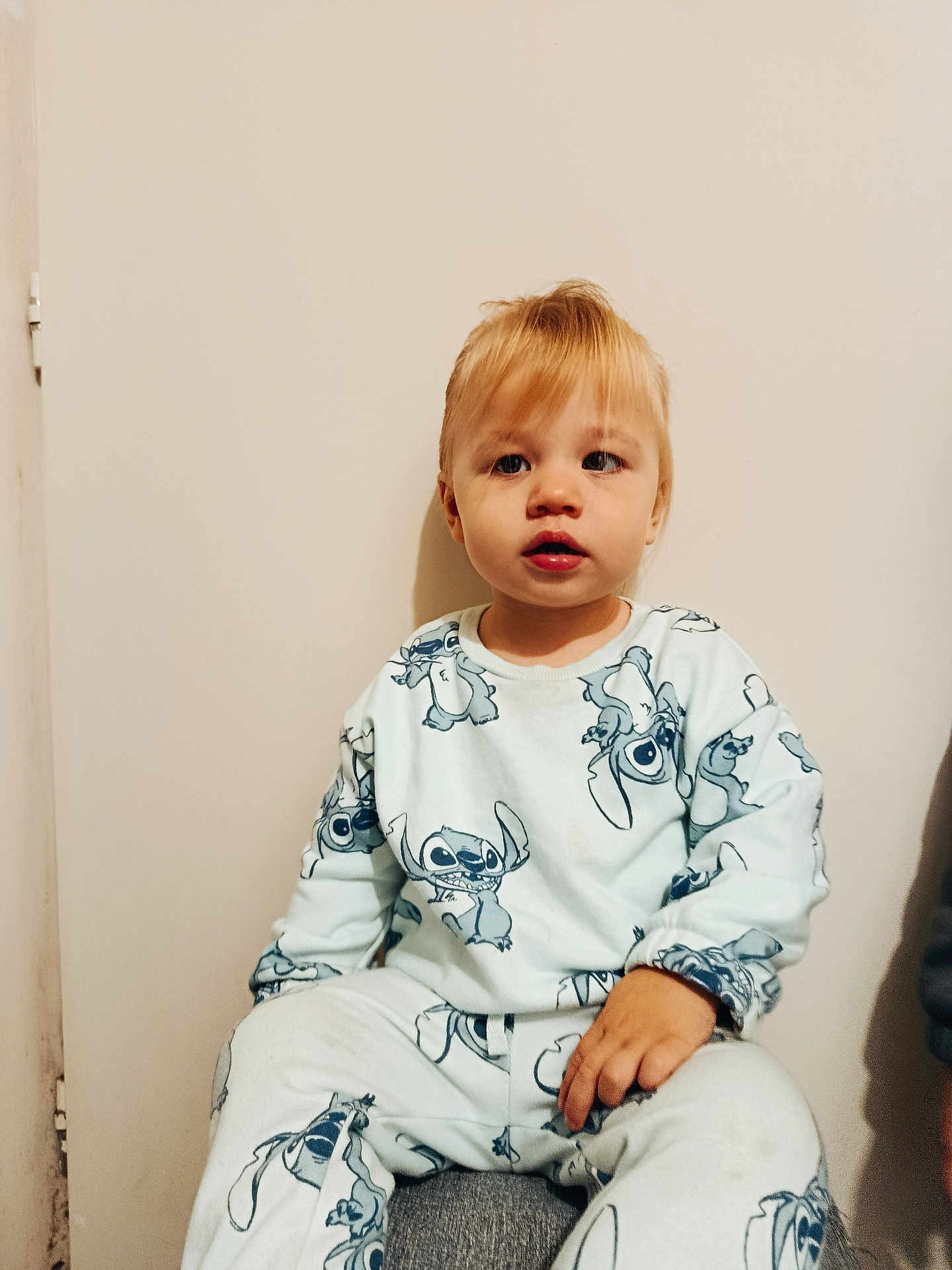 Eva a rejoint le concours — aidez-le/la à gagner de superbes lots ! toddler, child, pajamas, blonde_hair, sitting, indoor, wall, clothing, person, cute, young_child, portrait, casual, relaxed, small_child, face, human, light_skin, looking_away, seated