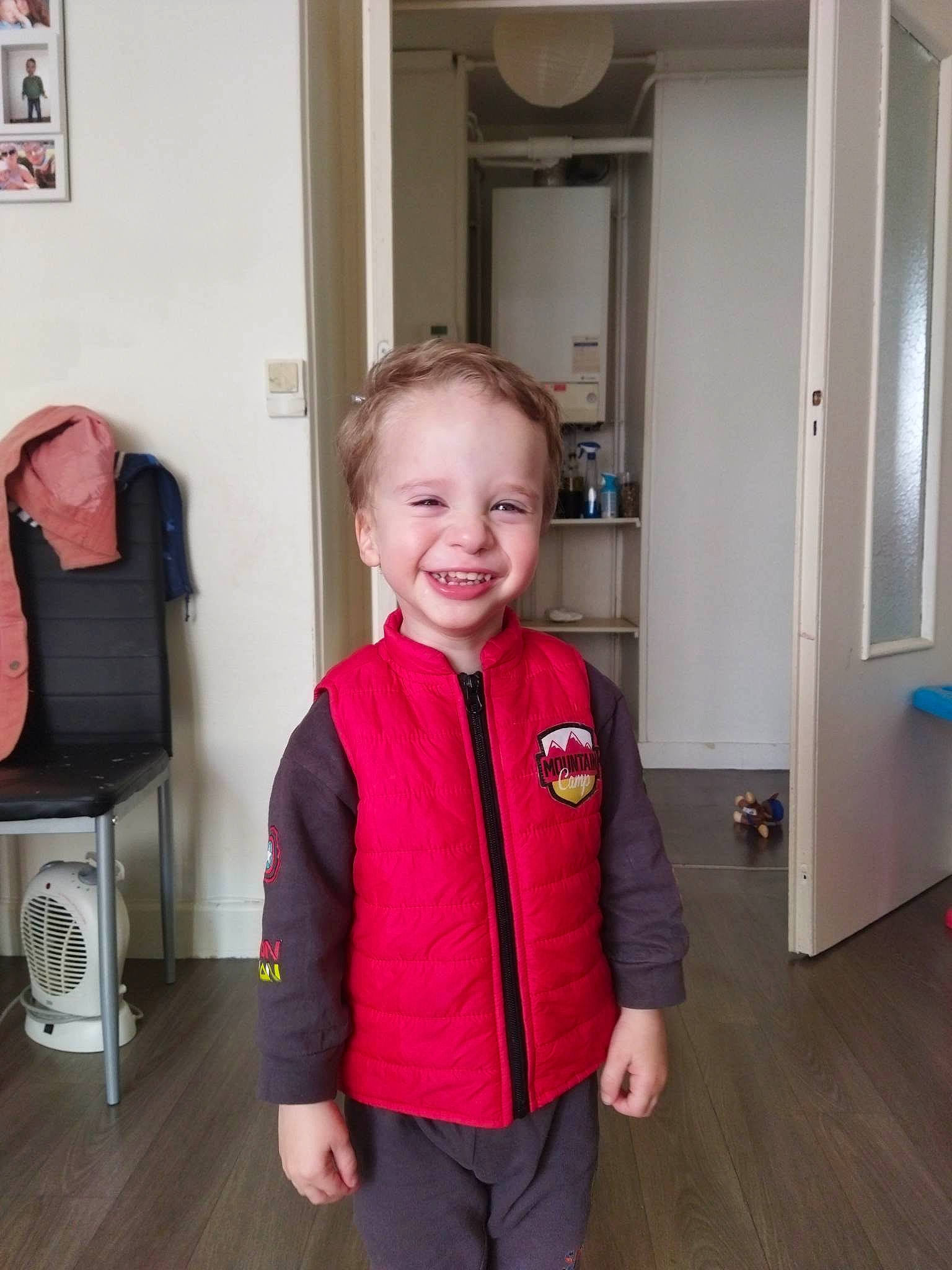 Arthur a rejoint le concours — aidez-le/la à gagner de superbes lots ! baby_toddler_clothing, child, door, floor, flooring, fun, happy, hardwood, home_door, joint, joy, magenta, person, room, shoulder, sleeve, smile, standing, toddler, varnish