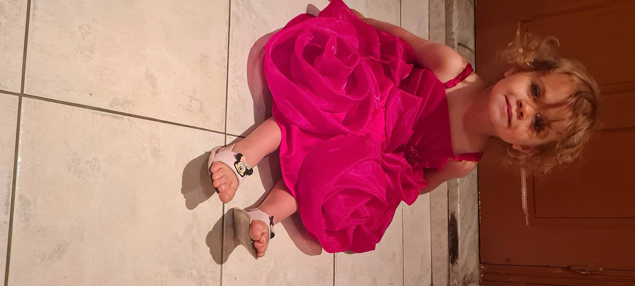 Eva a rejoint le concours — aidez-le/la à gagner de superbes lots ! dress, facial_expression, finger, flower, gesture, hand, happy, human_body, jeans, joint, leg, person, pink, plant, shoulder, skin, smile, textile, thigh, waist