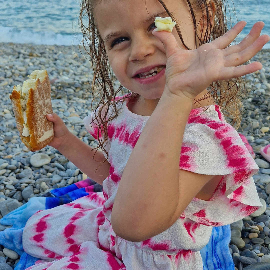 Eva a rejoint le concours — aidez-le/la à gagner de superbes lots ! beach, bodypart, bread, child, coast, face, female, finger, girl, hand, head, nature, outdoors, person, photography, portrait, rock, sea, shoreline, water