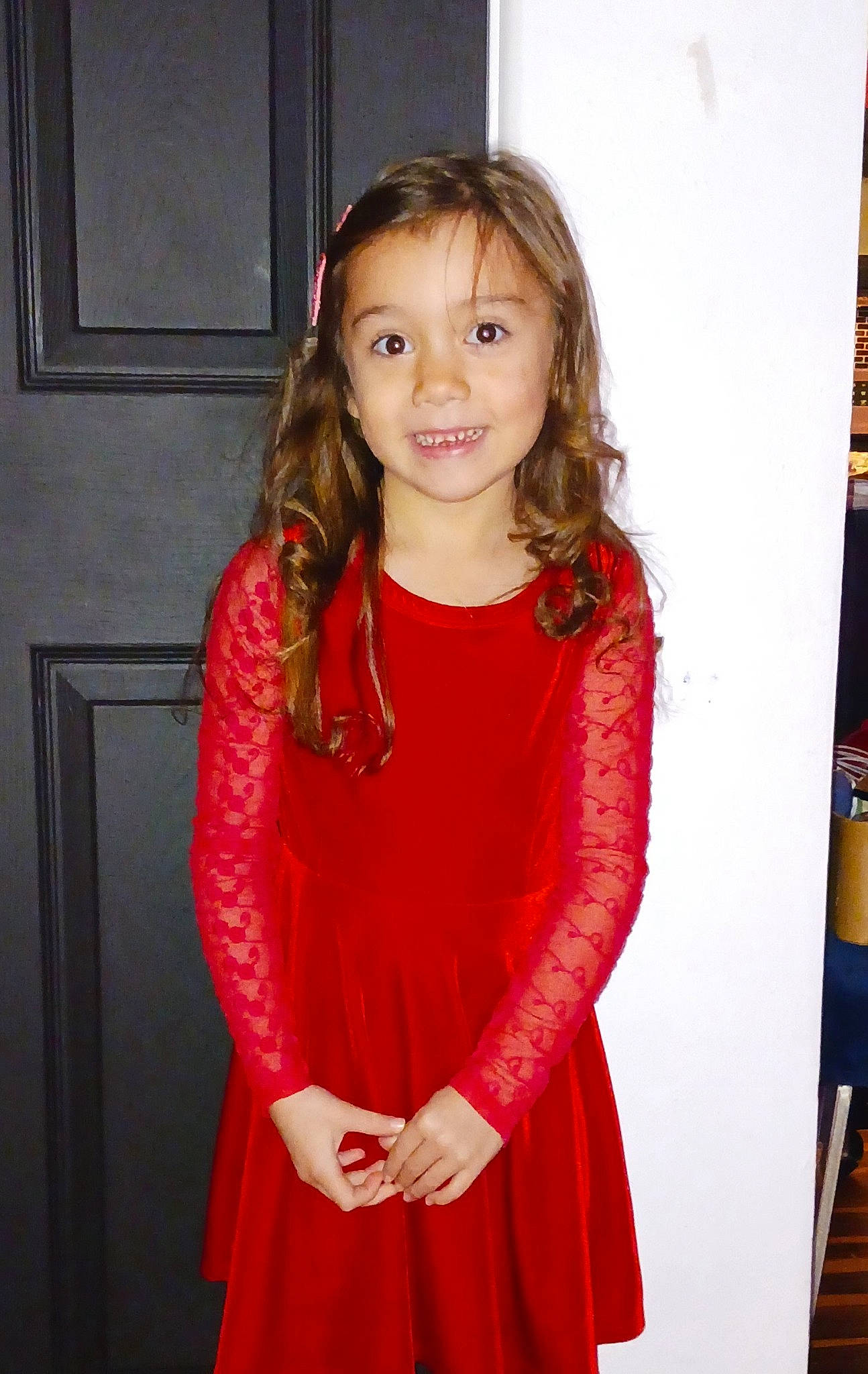 Layla is registered to the contest to win money with this photo: beauty, blond, day_dress, dress, embellishment, event, fashion_design, flash_photography, formal_wear, hairstyle, happy, joy, long_hair, neck, one_piece_garment, person, shoulder, sleeve, smile, standing