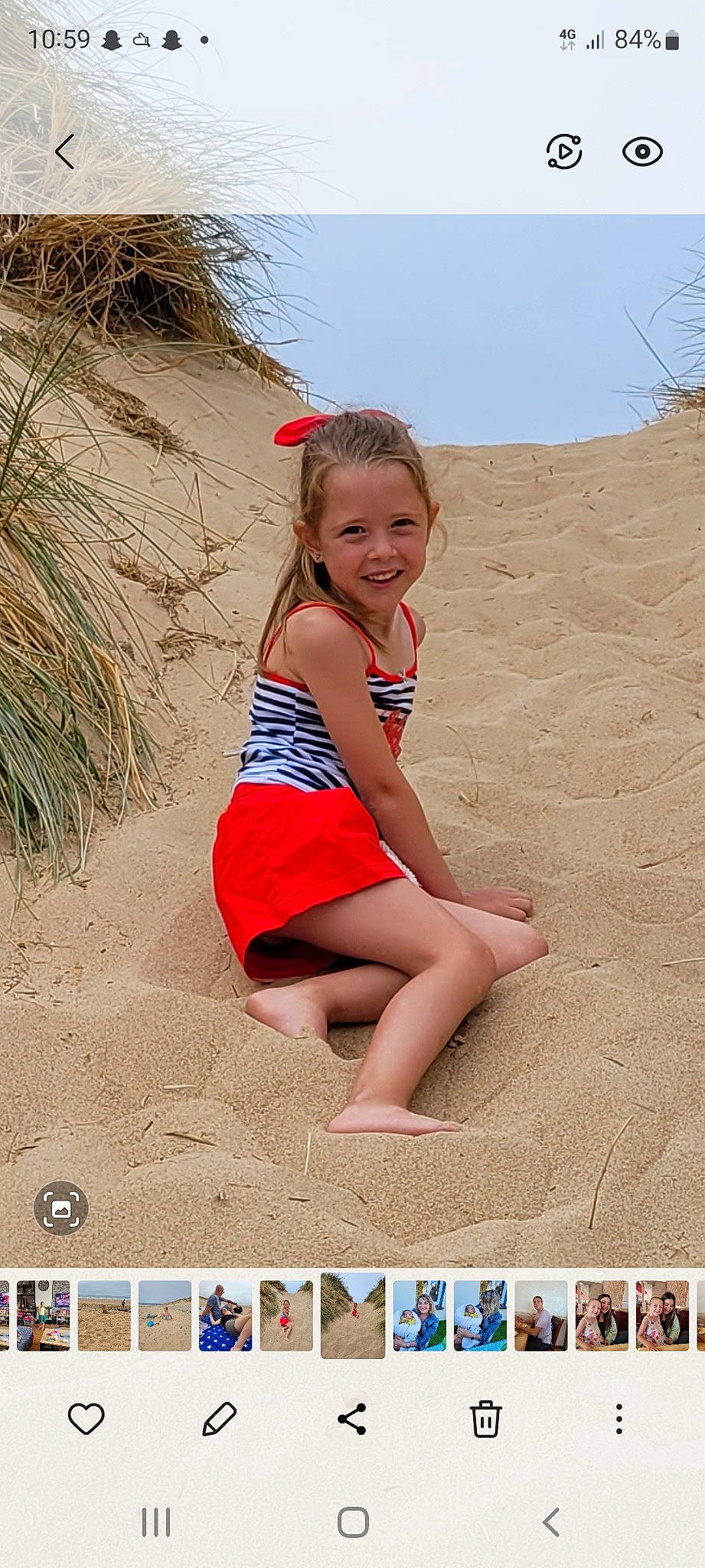 Juliette a rejoint le concours — aidez-le/la à gagner de superbes lots ! barefoot, beach, blond, flash_photography, fun, happy, human_leg, joy, landscape, leg, leisure, people_in_nature, person, photograph, sand, sky, smile, t_shirt, thigh, toddler