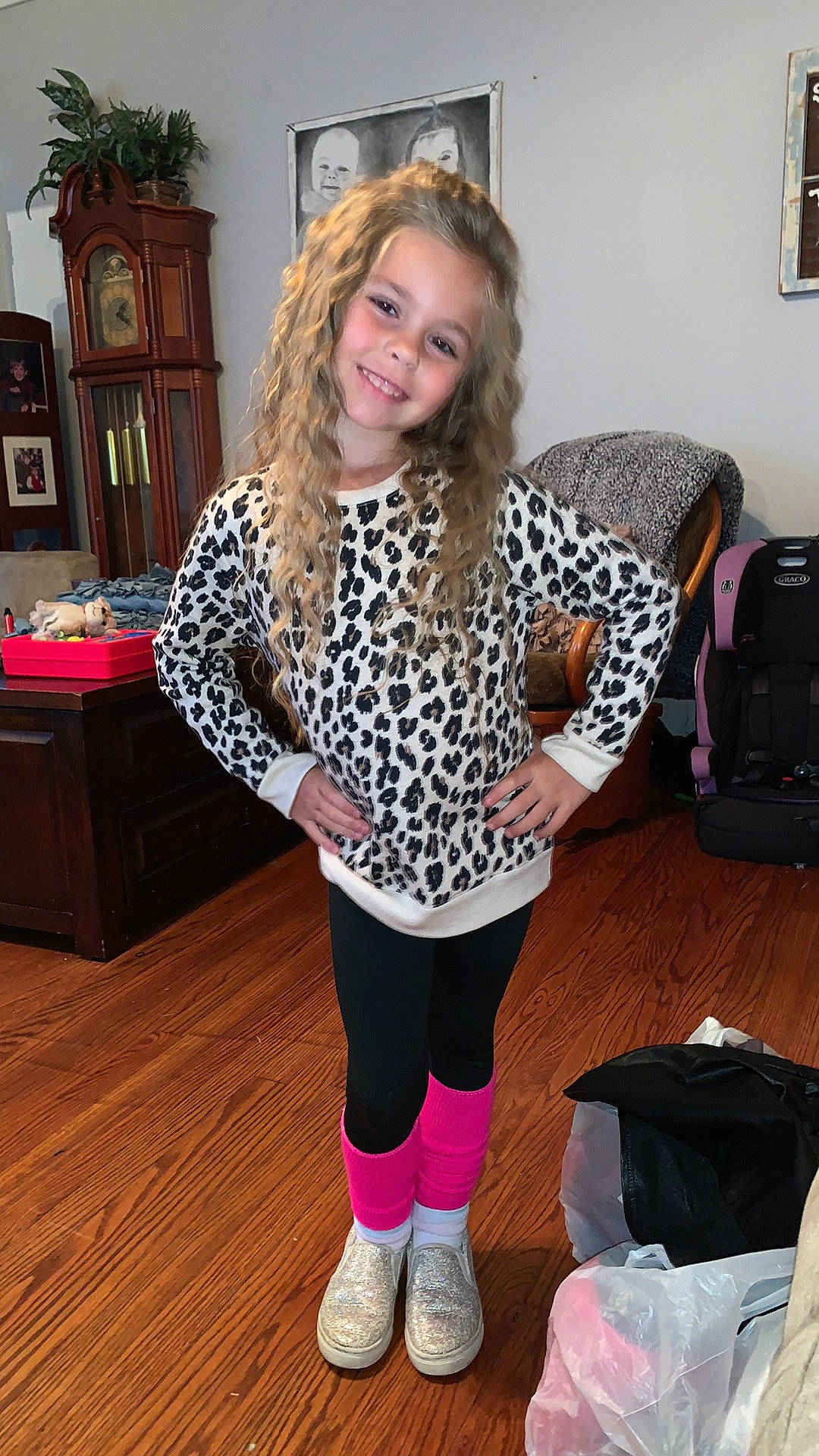 Laikyn is registered to the contest to win money with this photo: bag, bookcase, fashion_design, fawn, flooring, human_leg, joint, joy, knee, leg, long_hair, luggage_and_bags, pattern, person, picture_frame, shoulder, sleeve, smile, street_fashion, thigh