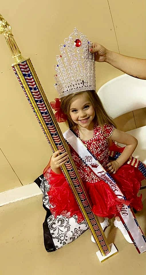 Laikyn is registered to the contest to win money with this photo: costume_hat, event, face, fashion_accessory, fashion_design, folk_instrument, fun, happy, hat, holiday, joy, magenta, music, musical_instrument, musician, person, plucked_string_instruments, smile, string_instrument, string_instrument_accessory