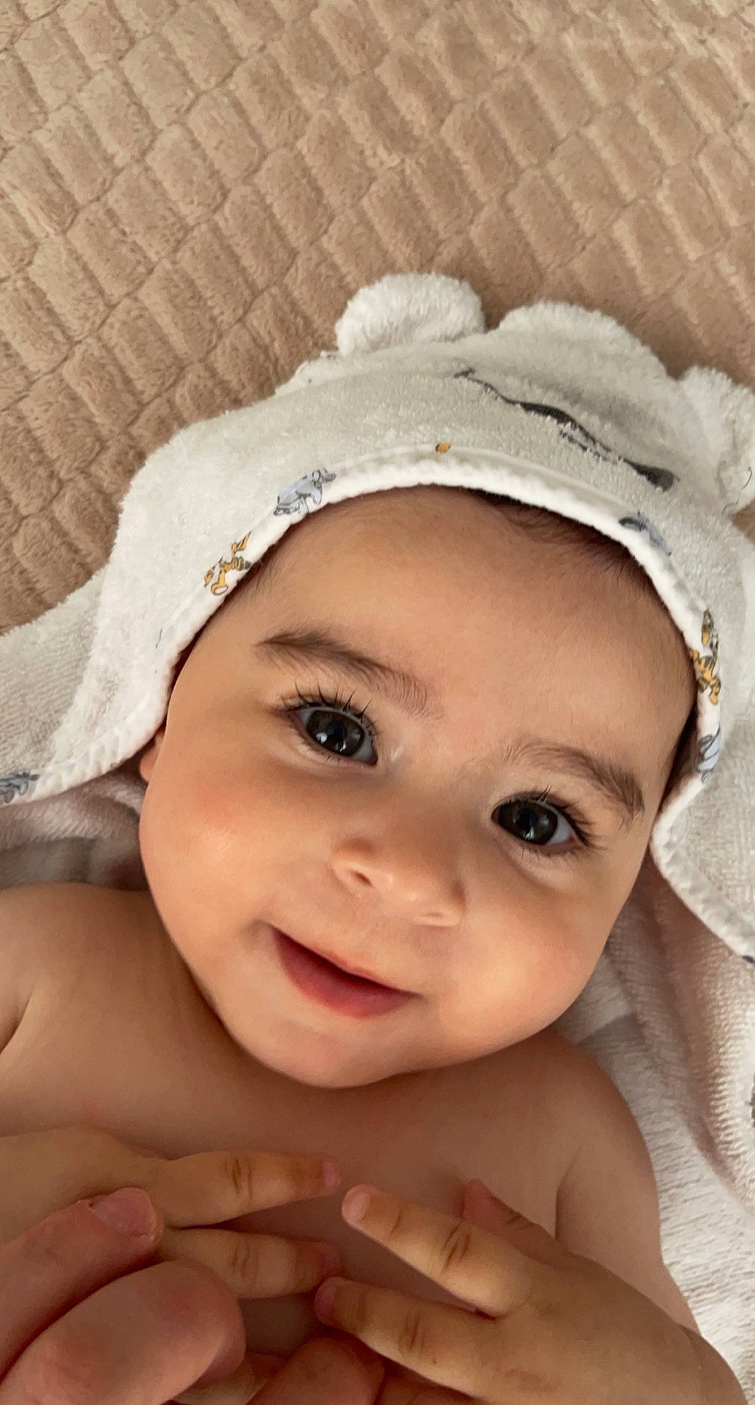 Eva a rejoint le concours — aidez-le/la à gagner de superbes lots ! baby, cheek, child, chin, close_up, comfort, eye, eyebrow, eyelash, face, gesture, happy, headgear, headwear, iris, lip, nose, person, photograph, skin