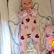 Tiziana participe au concours pour gagner de l'argent avec cette photo : baby, bedtime, blanket, child, comfort, crib, cuddly, cute, heart_pattern, infant, night_light, nursery, onesie, pacifier, pink, plush_toy, resting, sleeping_area, sleepwear, soft_toys