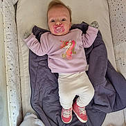 Tiziana a rejoint le concours — aidez-le/la à gagner de superbes lots ! baby, pacifier, pink_sweater, unicorn, white_pants, pink_shoes, blanket, stuffed_toy, crib, soft_toys, infant, lying_down, cozy, cute, child, clothing, indoor, padded_surface, star_pattern, comfort