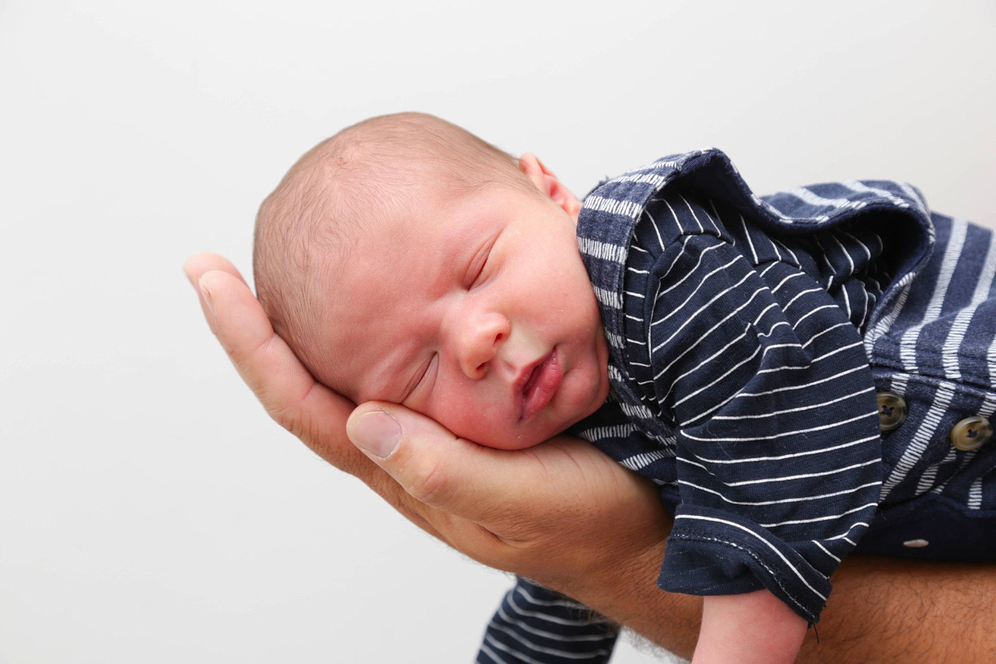 Lyam a rejoint le concours — aidez-le/la à gagner de superbes lots ! baby, baby_products, baby_sleeping, baby_toddler_clothing, cheek, child, comfort, flash_photography, grass, happy, linens, pattern, person, photo_shoot, portrait_photography, sitting, sleep, sleeve, t_shirt, thigh