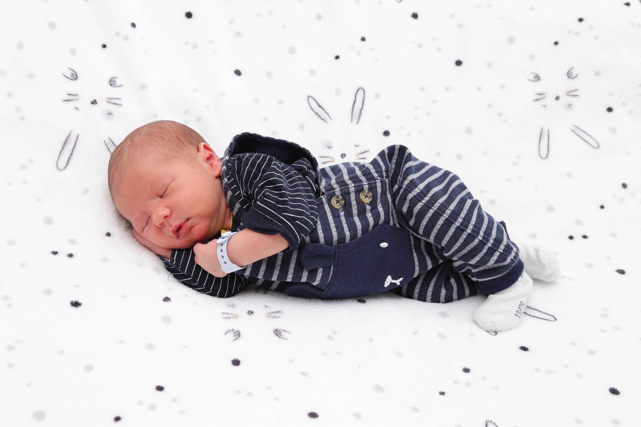 Lyam participe au concours pour gagner de l'argent avec cette photo : baby, baby_toddler_clothing, child, comfort, flooring, font, grey, linens, monochrome, monochrome_photography, pattern, people, person, portrait_photography, sitting, sleeve, t_shirt, toddler, winter, wood